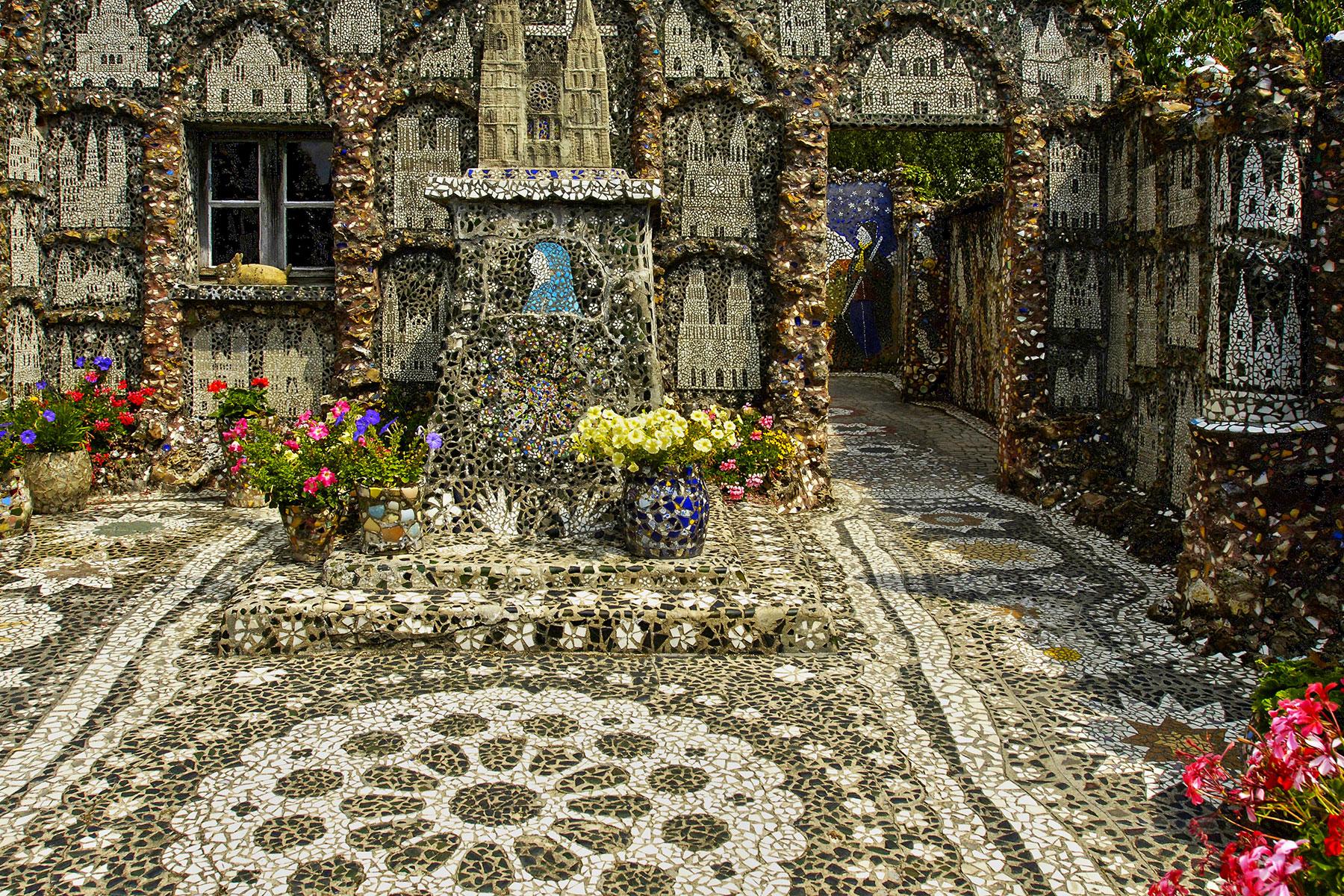 Outsider-Artist-Homes-Maison-Picassiette-France