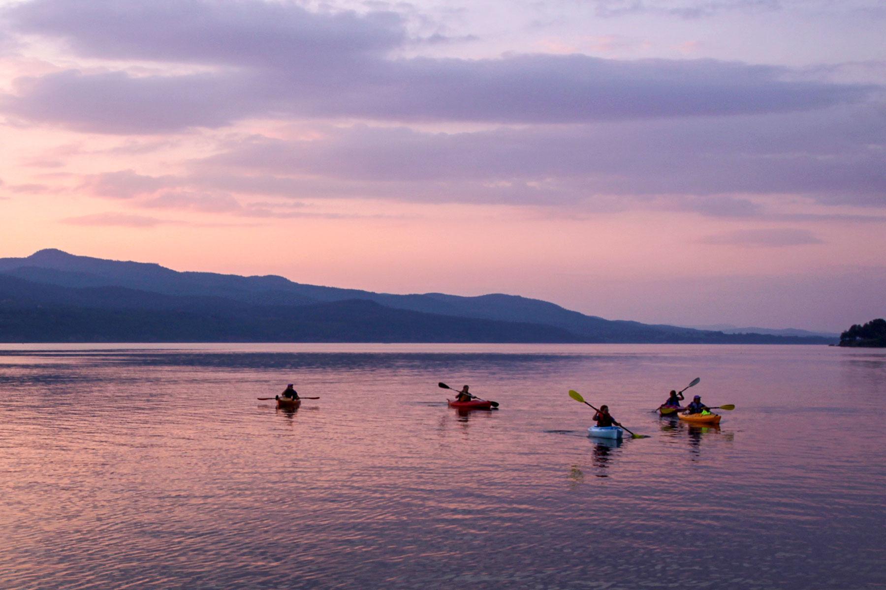 02_NewEngland_Outdoors_PaddleBoard_shutterstock_159855080