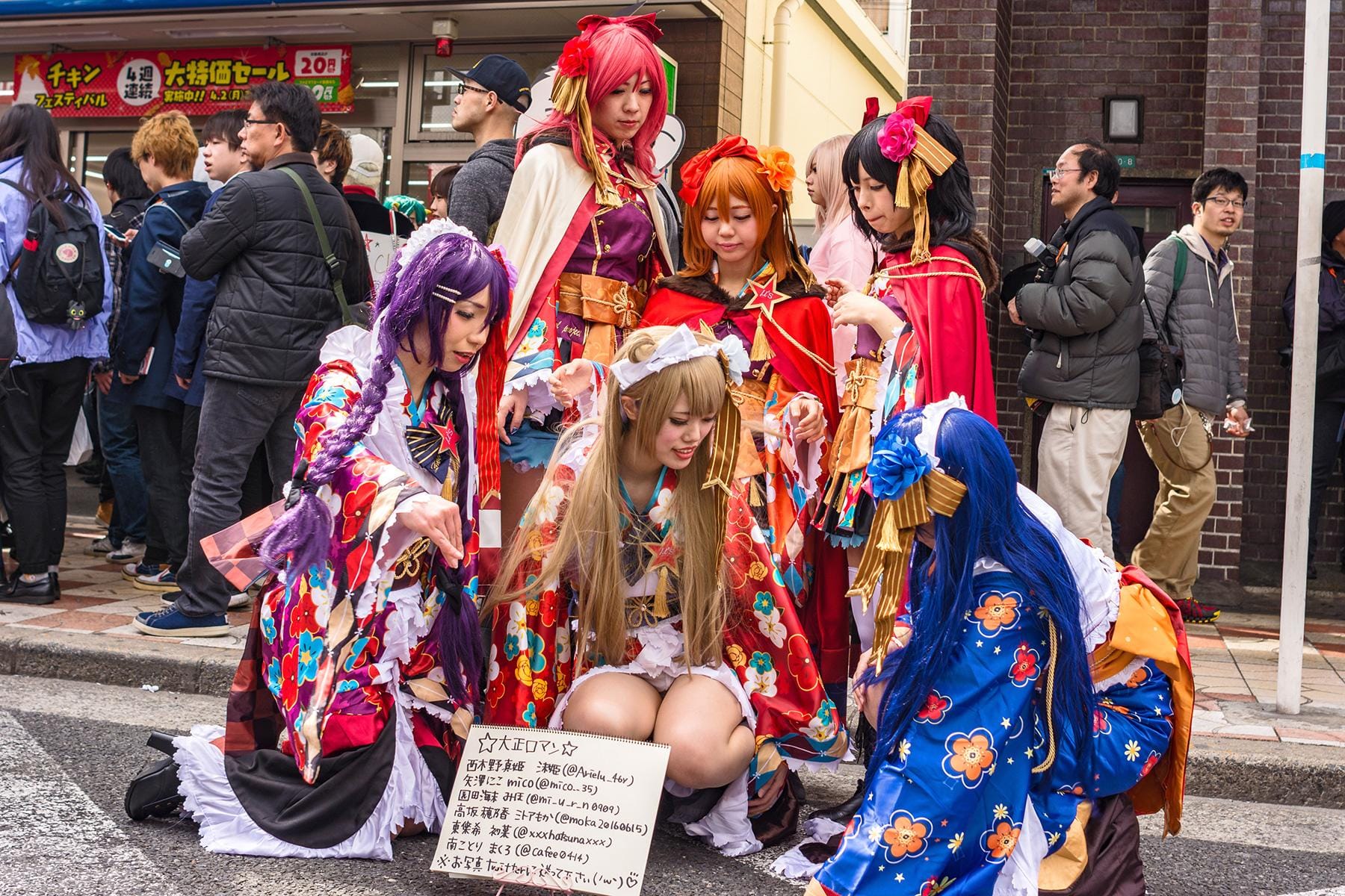 02_Tokyo'sFamousFashion__CosplayonChuoDori_shutterstock_1173392692