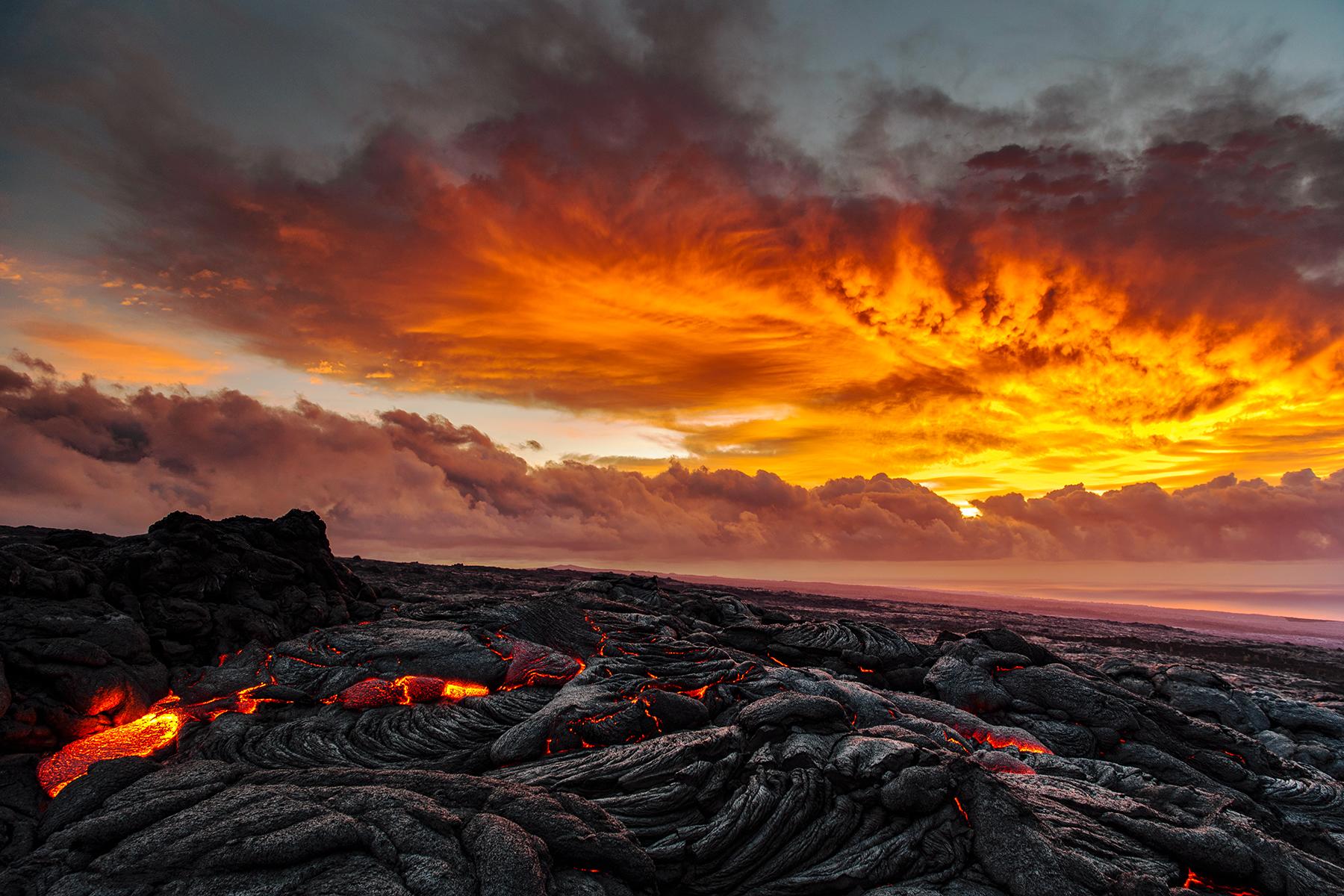 05_KilaueauVolcanoHawaii_SeeLavaFromtheSky_shutterstock_1077441209