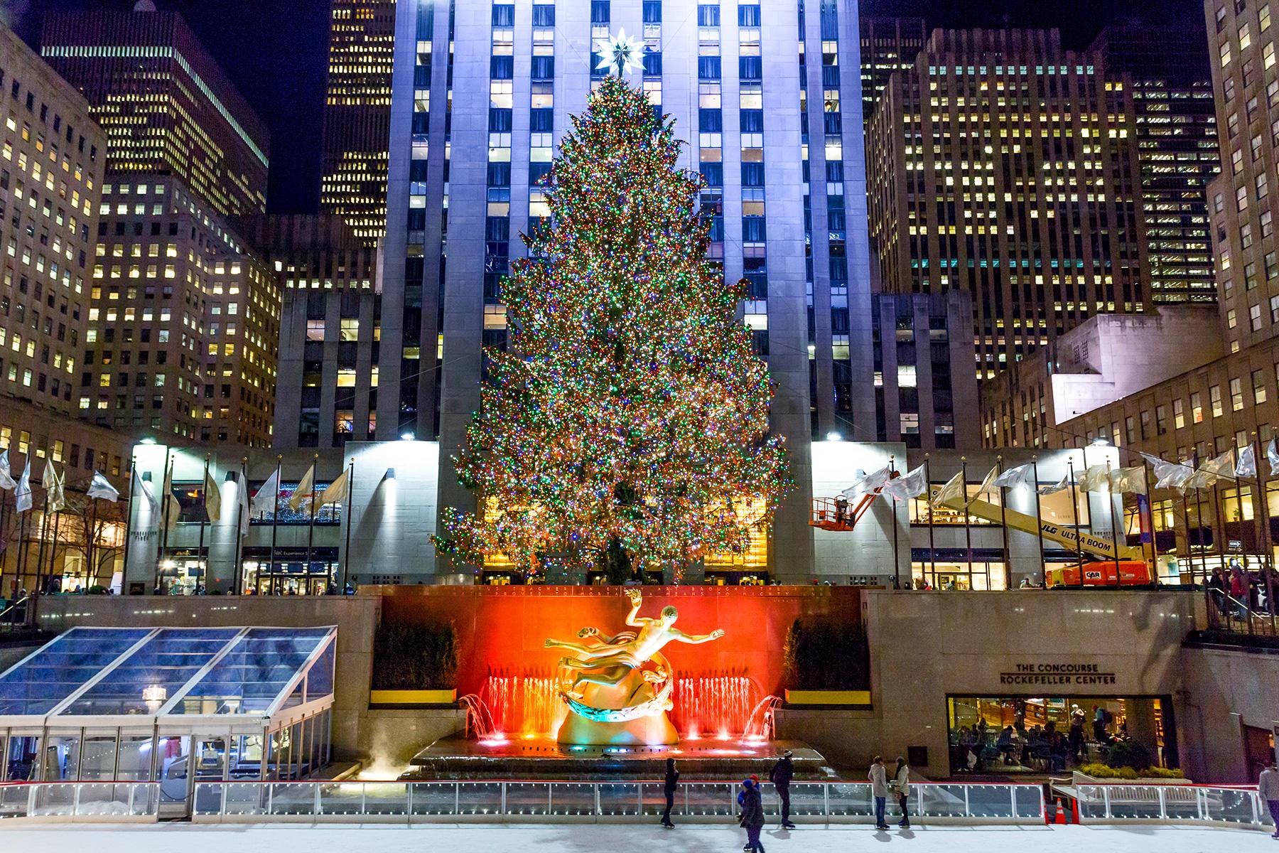 05_World'sMostBeautifulXmastrees_RockefellerCenter_shutterstock_1074218885