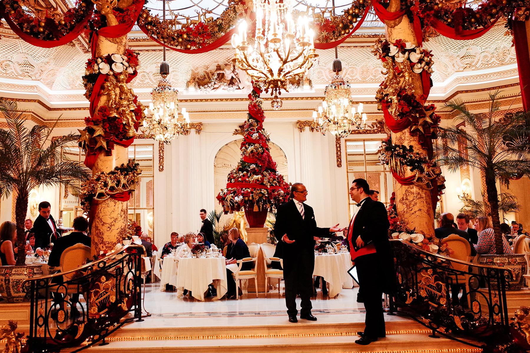 06_World'sMostBeautifulXmastrees_TheRitz,London_shutterstock_756592741