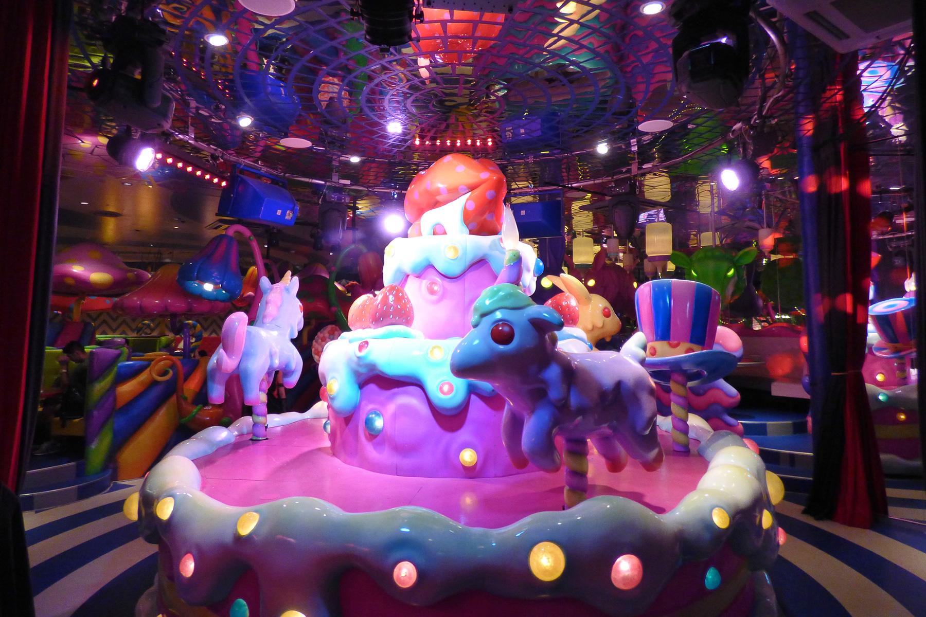 08_Tokyo'sFamousFashion__UnicornmilkshakeswiththemonsterGirls_dreamstime_m_103226500