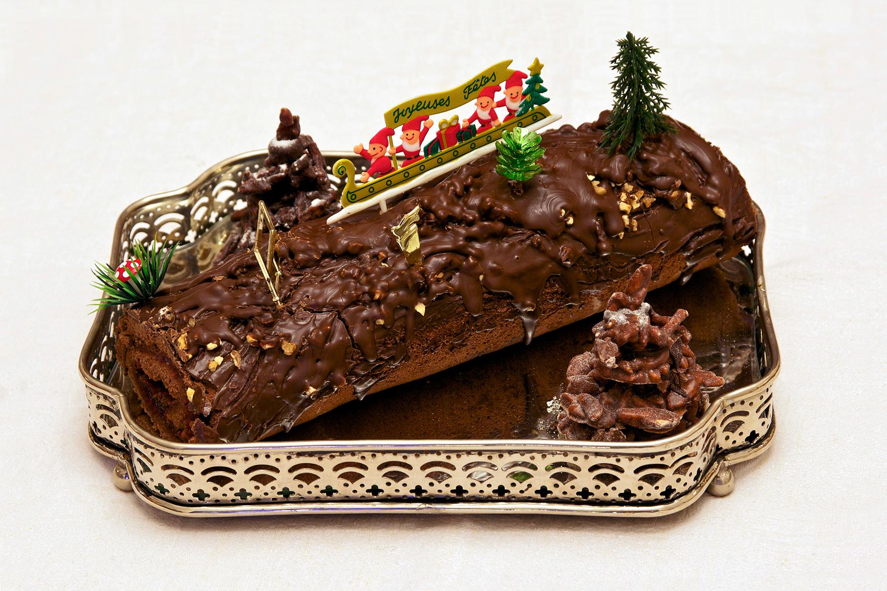 10_HolidayDessertsAroundWorld_BuchedeNoel_Buche_de_Noel_chocolat_framboise_maison_1
