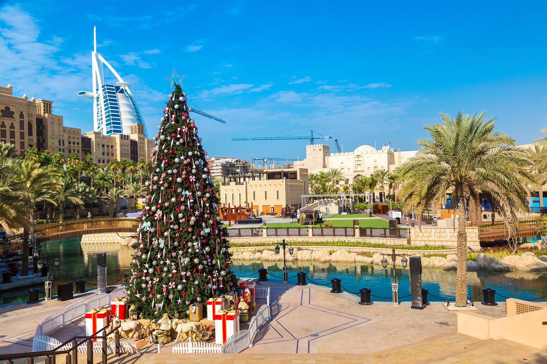 14_World'sMostBeautifulXmastrees_ Madinat Jumeirah, Dubai_shutterstock_382749367