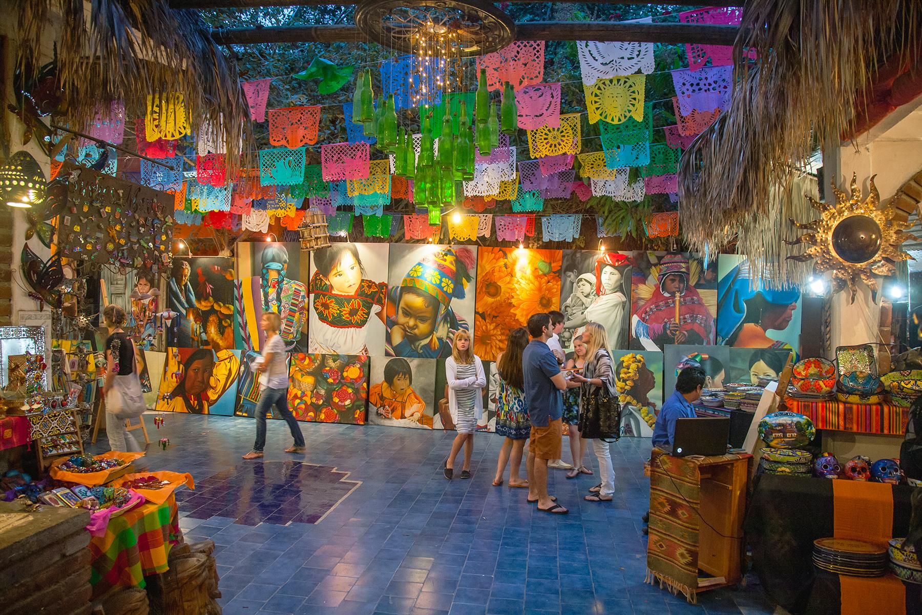 19_20UltimateThingsToDoLosCabos_AdmireArtworkSanJoseHistoricGalleryDistrict_shutterstock_1249175497