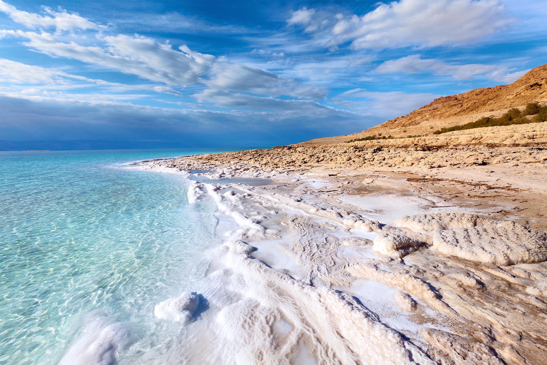 where is the dead sea located in jordan
