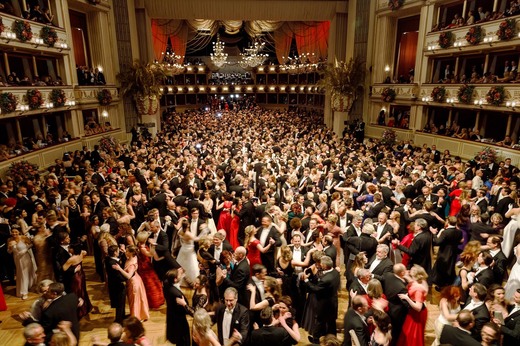 09_9ThingsyouneedtoknowaboutAustriaBall__TheEnd_dreamstime_l_109619823