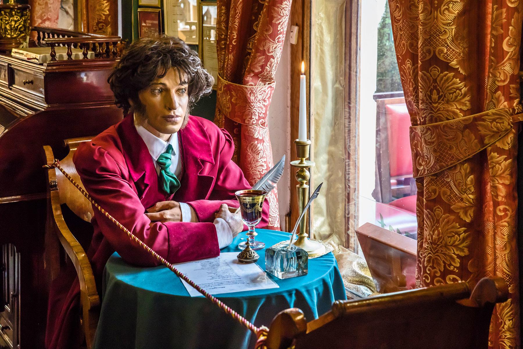 11_Literary_Bars_LiteraryCafe_Figure_of_Pushkin_at_Literaturnoe_Cafe,_Saint_Petersburg_Russia