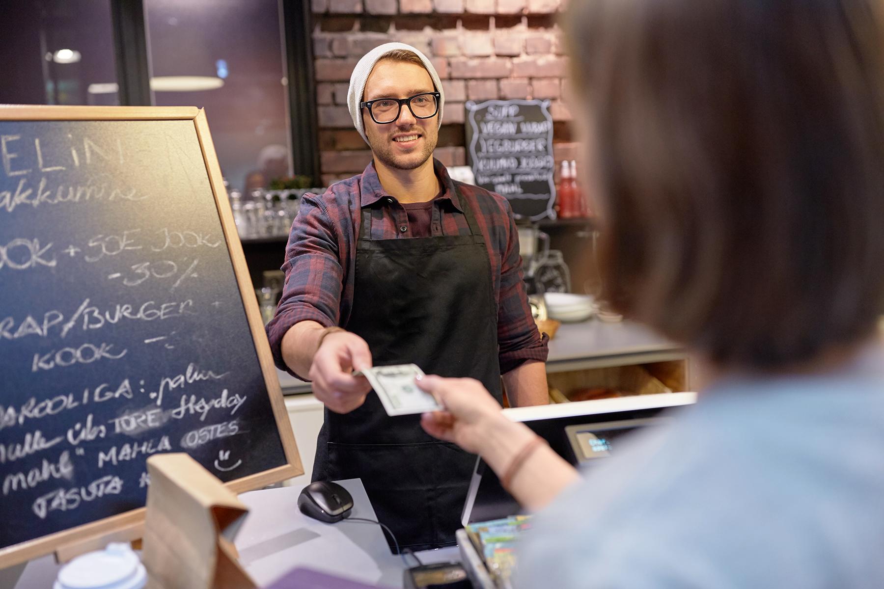06_WhatNottodoinNYC__Don'tRelyonCreditCards_shutterstock_585472988