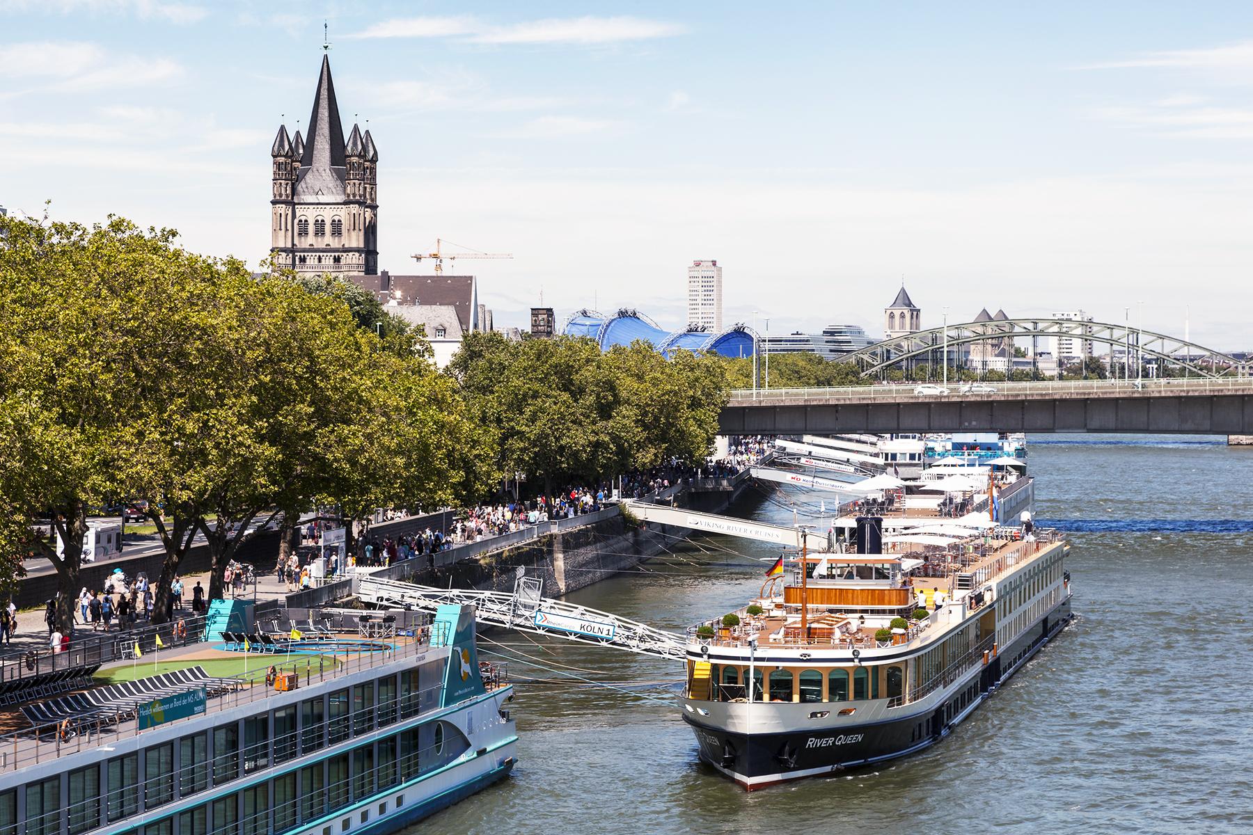 09_UltimateGermany__CruisingDowntheRiver_dreamstime_xl_75598893