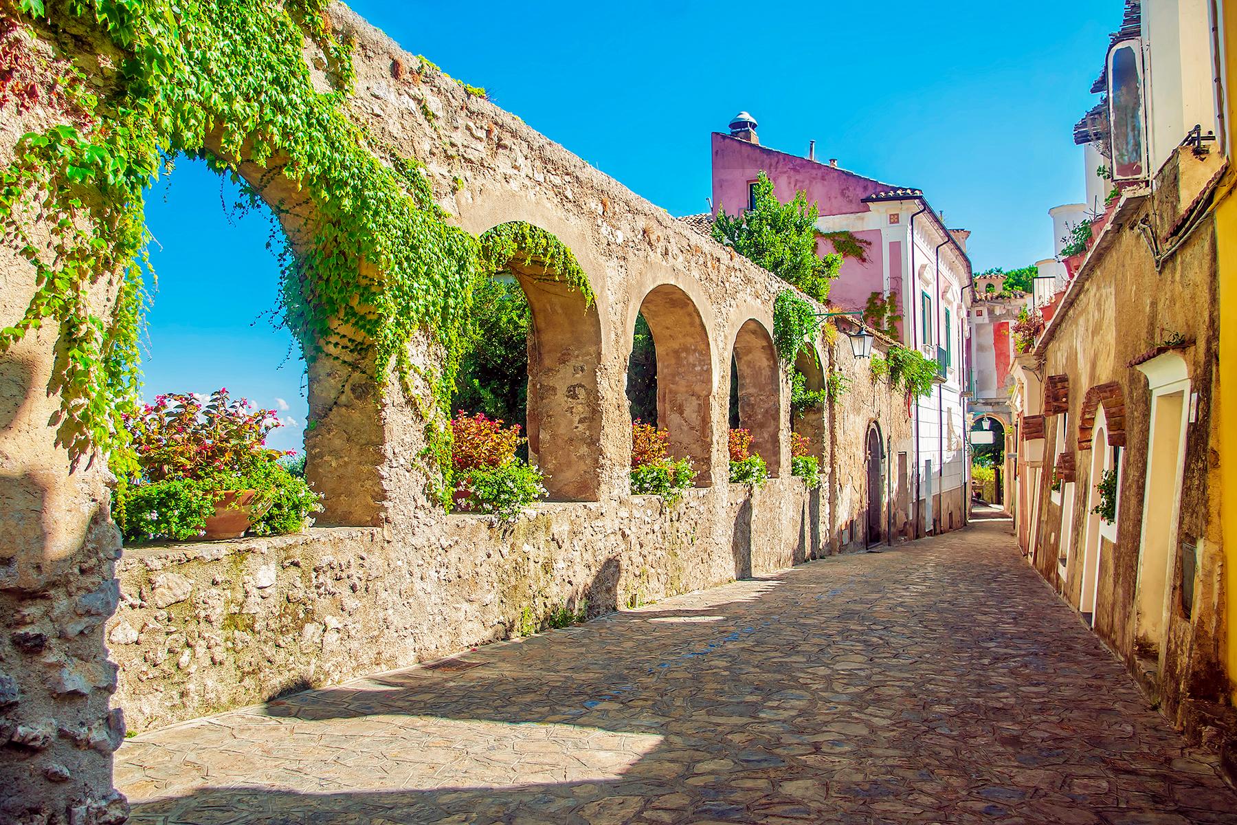 02_20GorgeousSidetownsinItaly__Ravello_shutterstock_1104146624