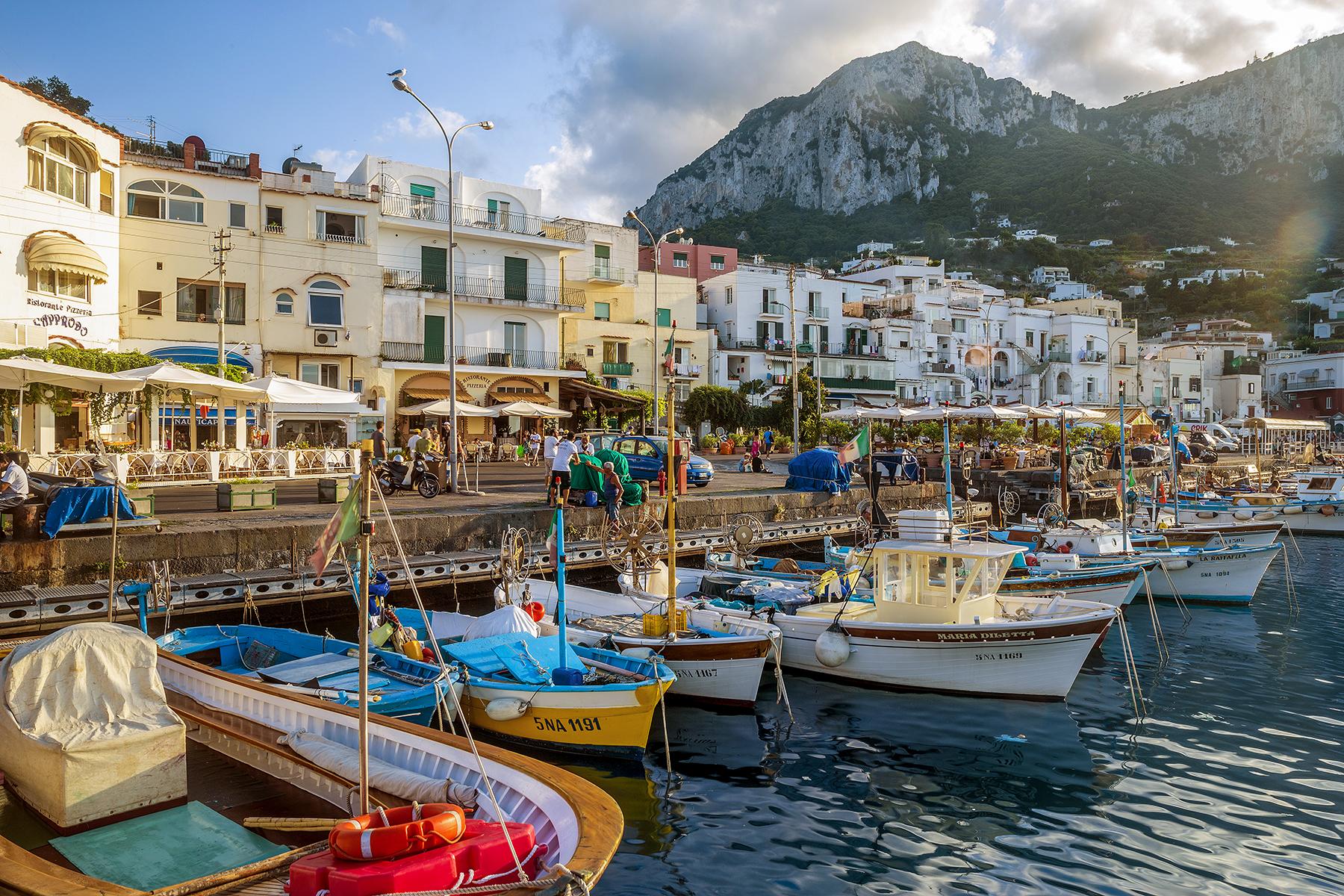 03_20GorgeousSidetownsinItaly__Capri_shutterstock_732137452