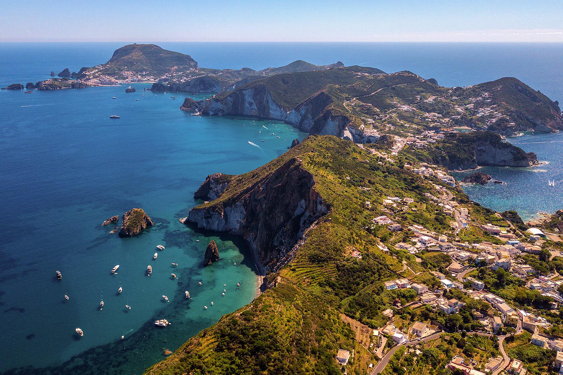 09_20GorgeousSidetownsinItaly__Ponza_shutterstock_1115099105
