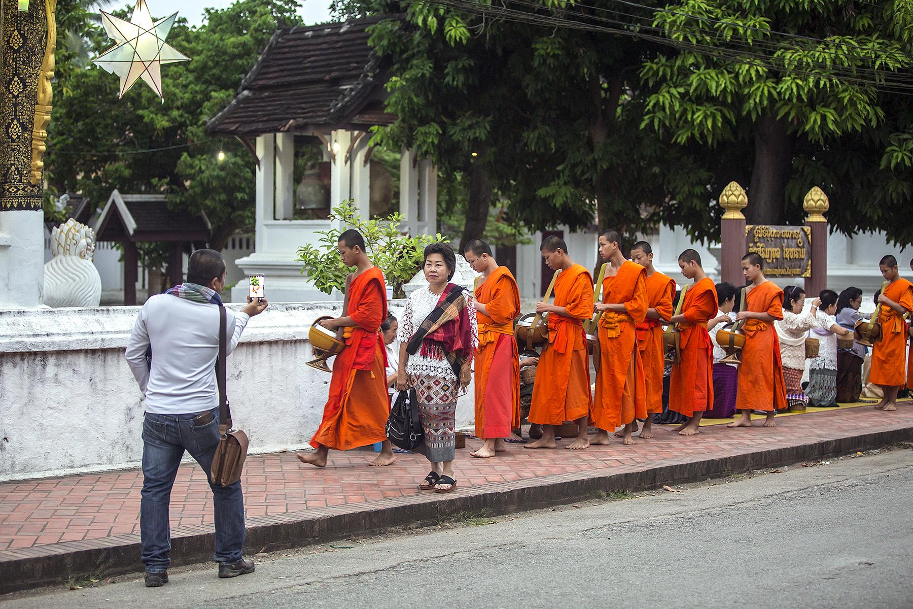 10_10ThingstoKnowbeforegoingtoLaos__ThingsNottodoinLaos_shutterstock_758244100