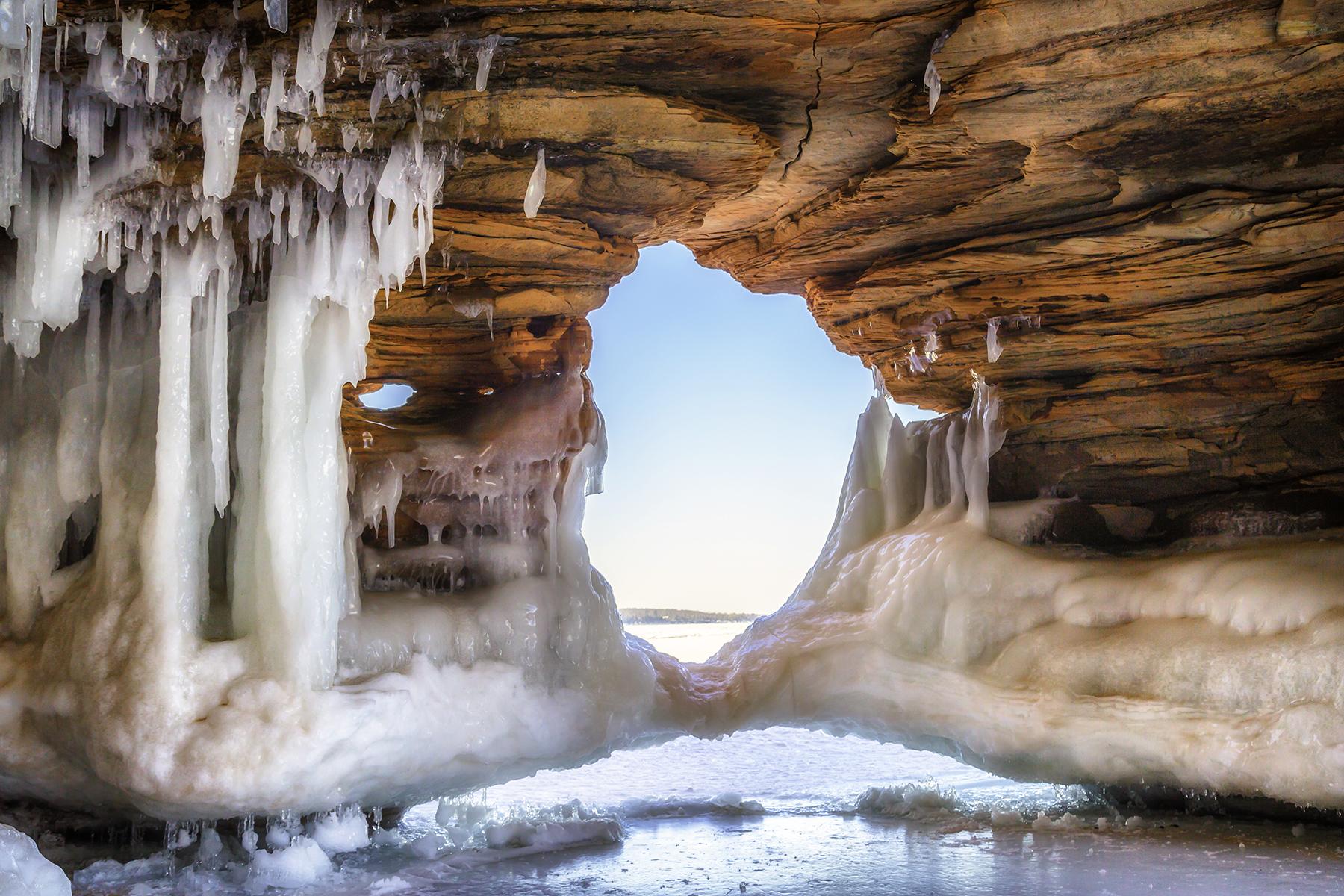 10_NationalParksGameofThrones__ApostleIslandsandPicturedRocks_shutterstock_261281849
