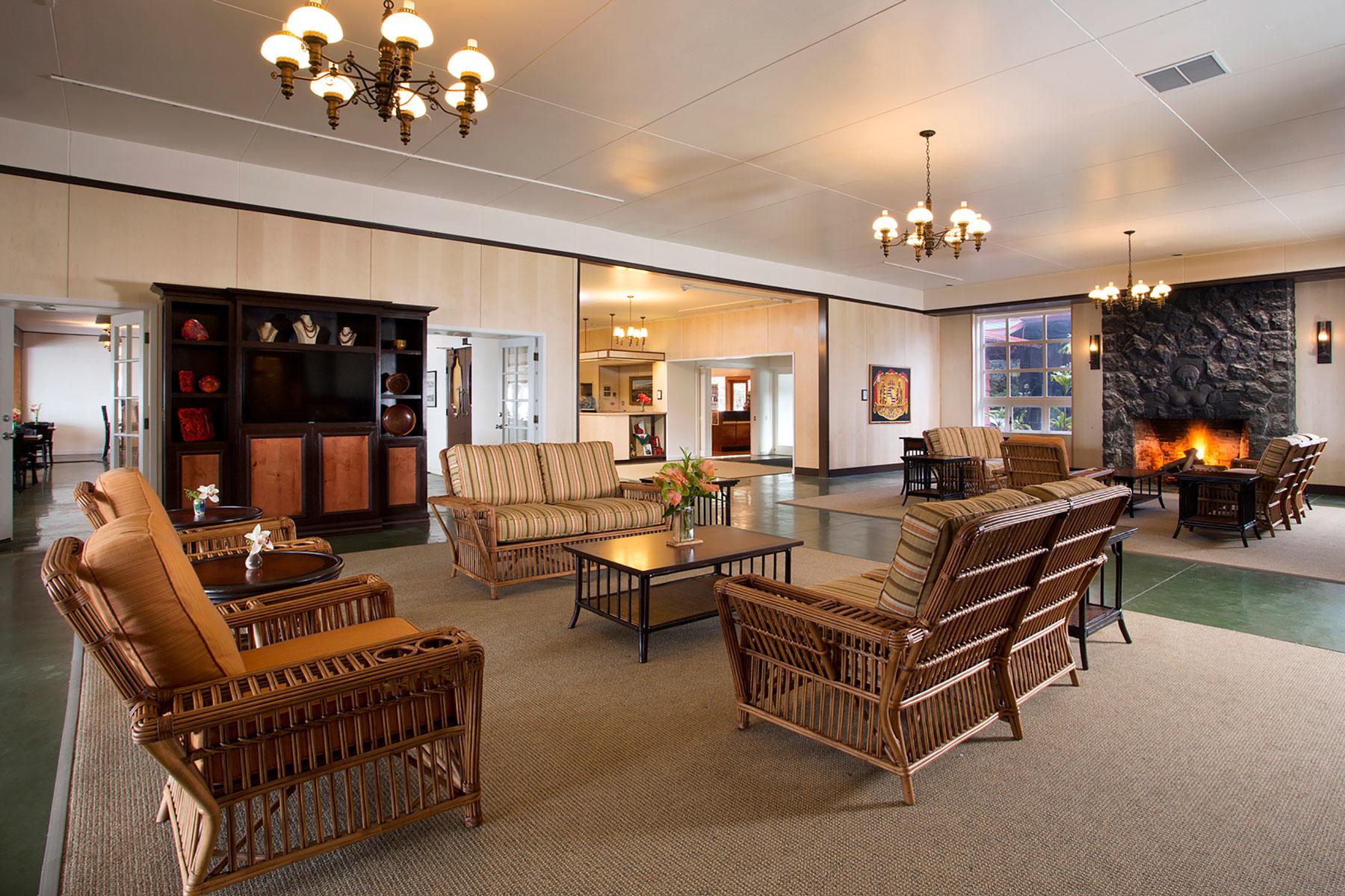 14_NatlParks_Lodges_Volcano_House_Great_Room