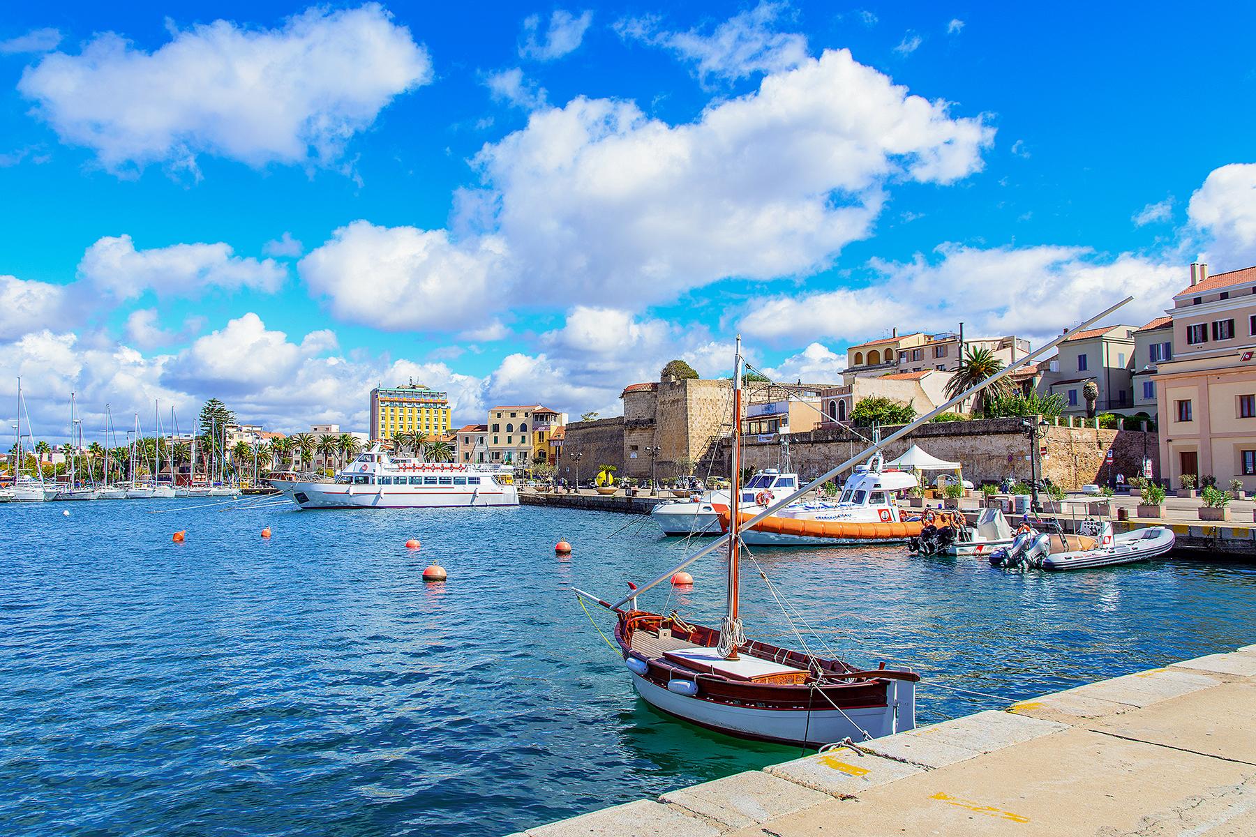 16_20GorgeousSidetownsinItaly__Akghero_shutterstock_396432583