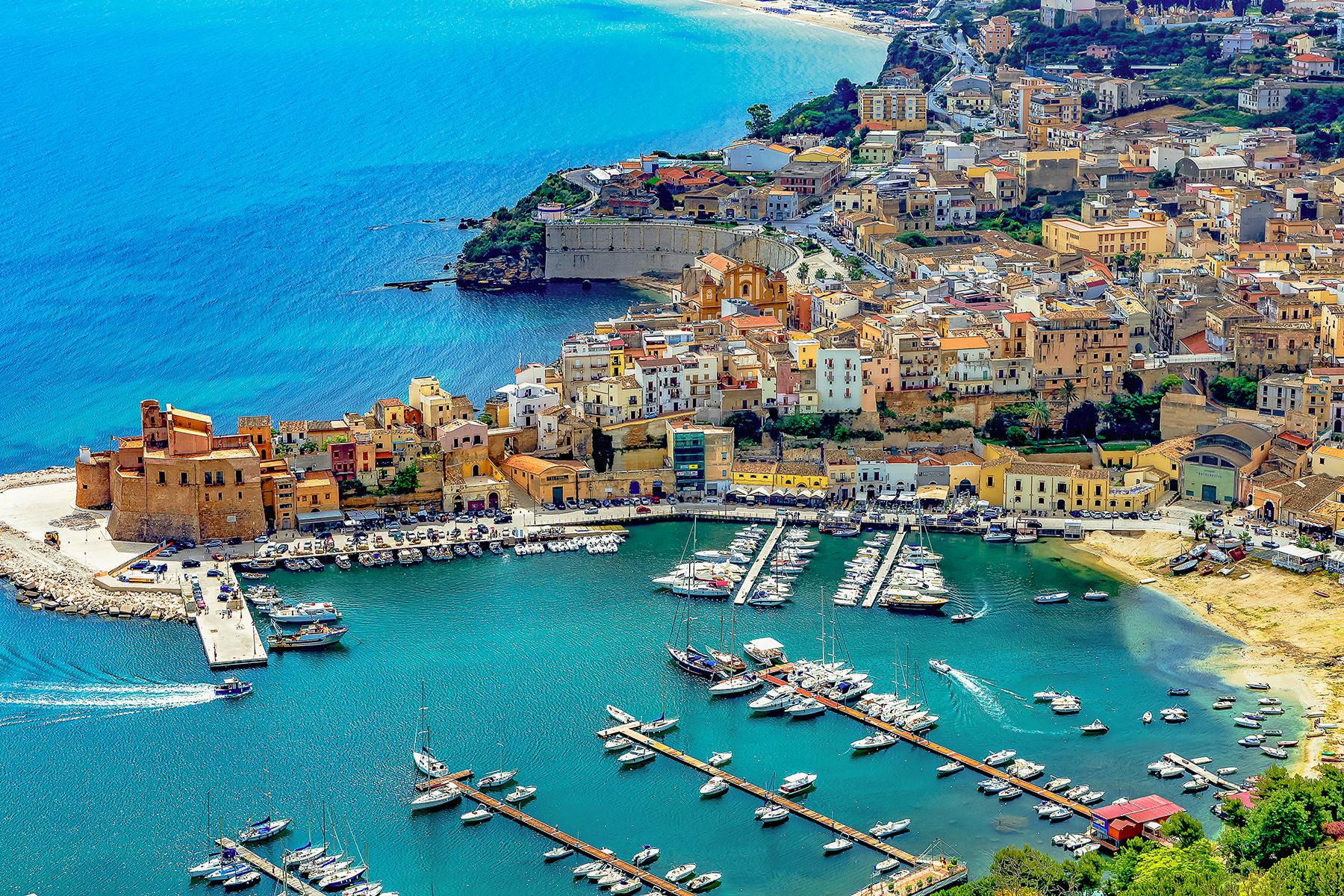 19_20GorgeousSidetownsinItaly__Palermo_shutterstock_1220119366