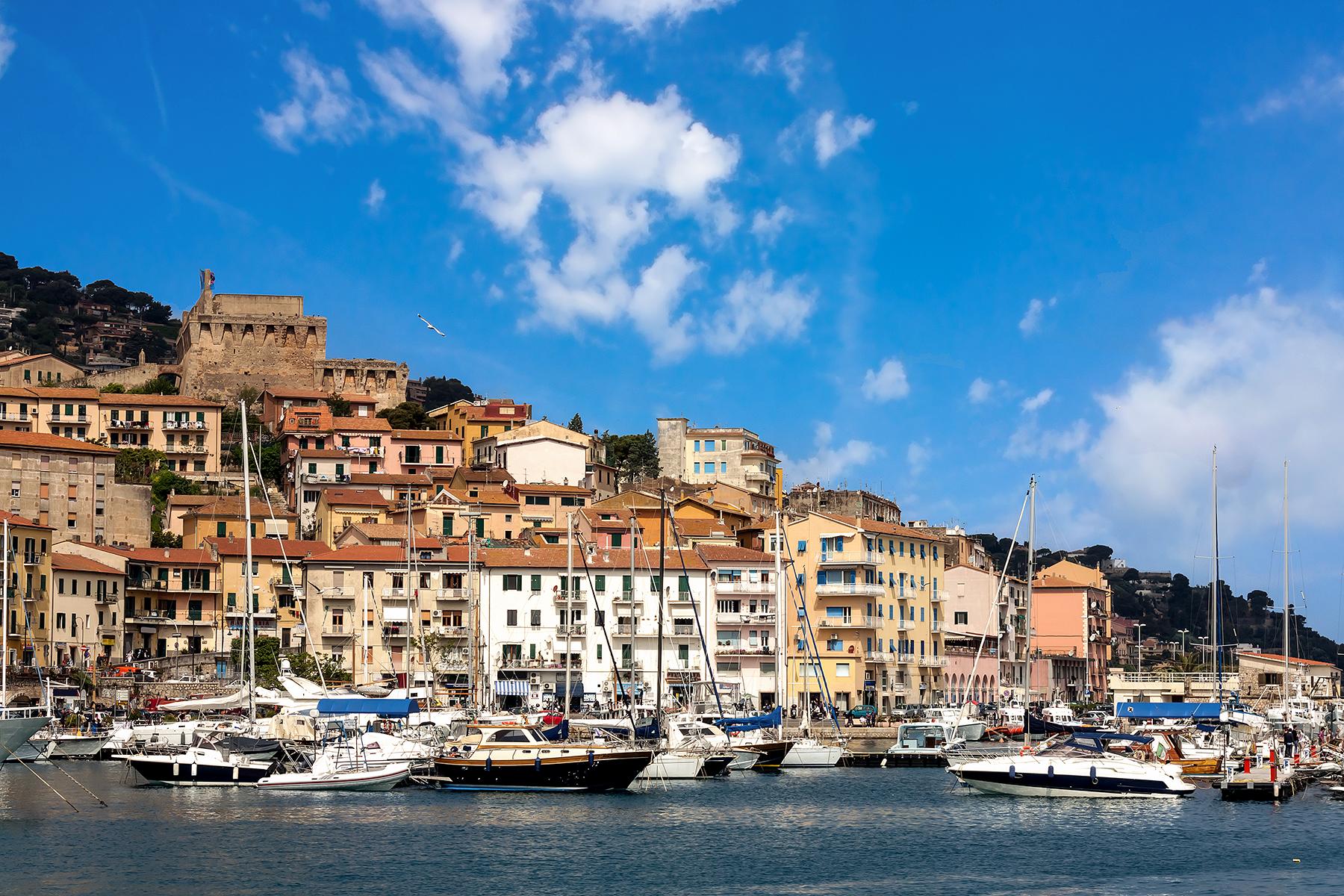 20_20GorgeousSidetownsinItaly__PuntaAla_shutterstock_169712666