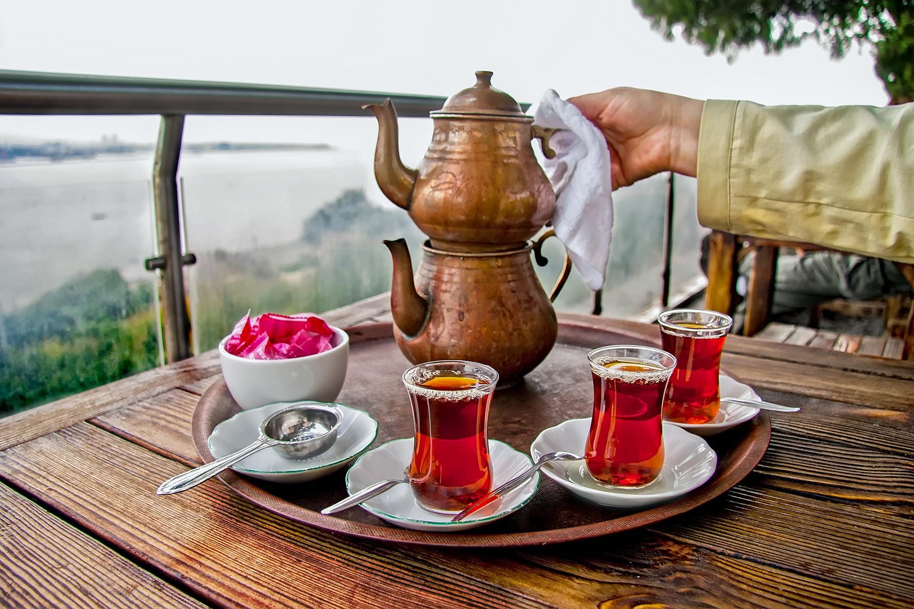 03_10ThingsyouneedtoknowbeforeyougotoTurkey__DrinkingTeaisaNationalpastime_dreamstime_xxl_33323672
