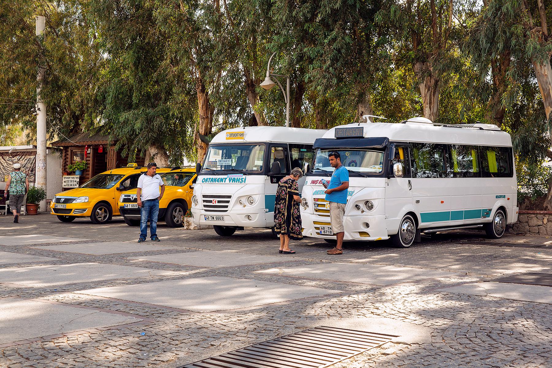 05_10ThingsyouneedtoknowbeforeyougotoTurkey__Minibusesgojustabouteverywhere_shutterstock_524636182