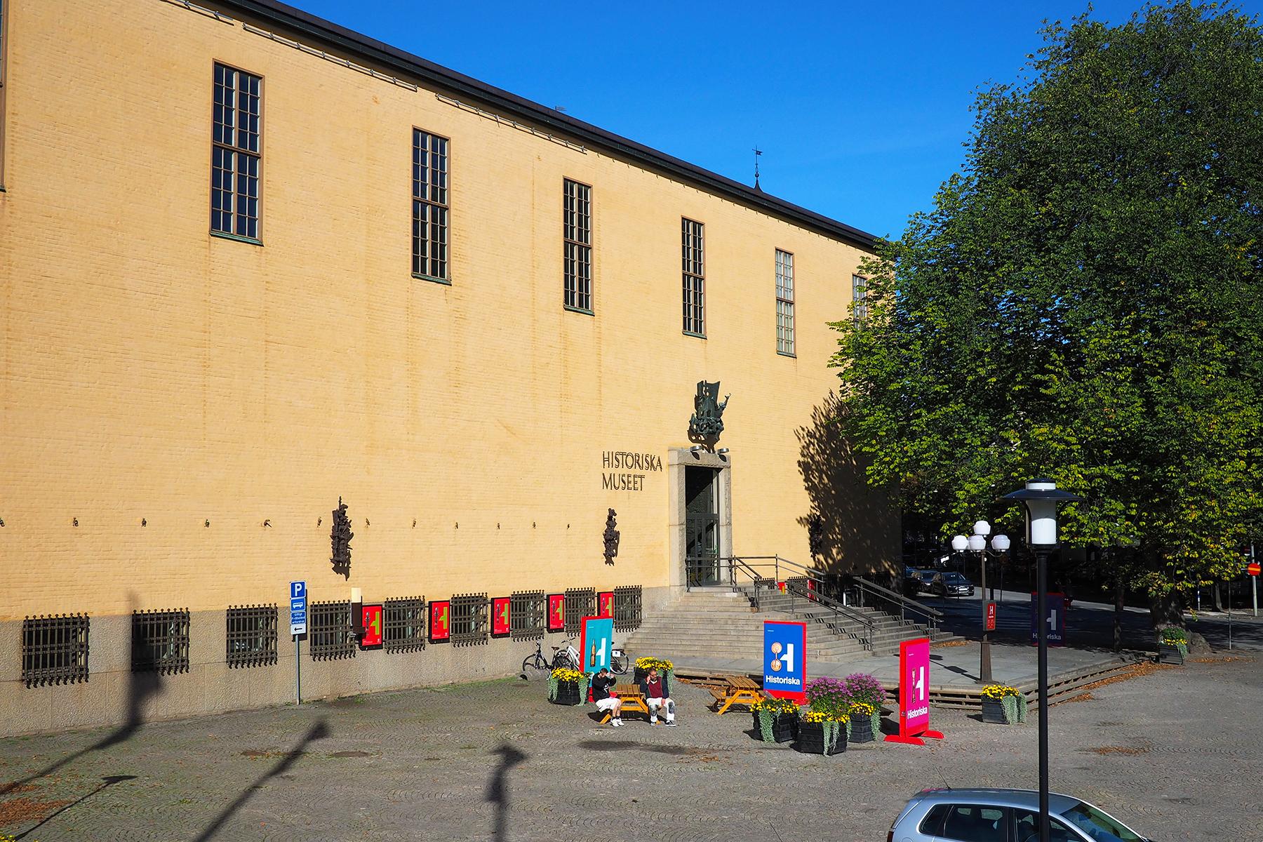 06_Vikings__SwedishHistoryMuseum_Main_entrance_to_the_Swedish_History_Museum_September_2015