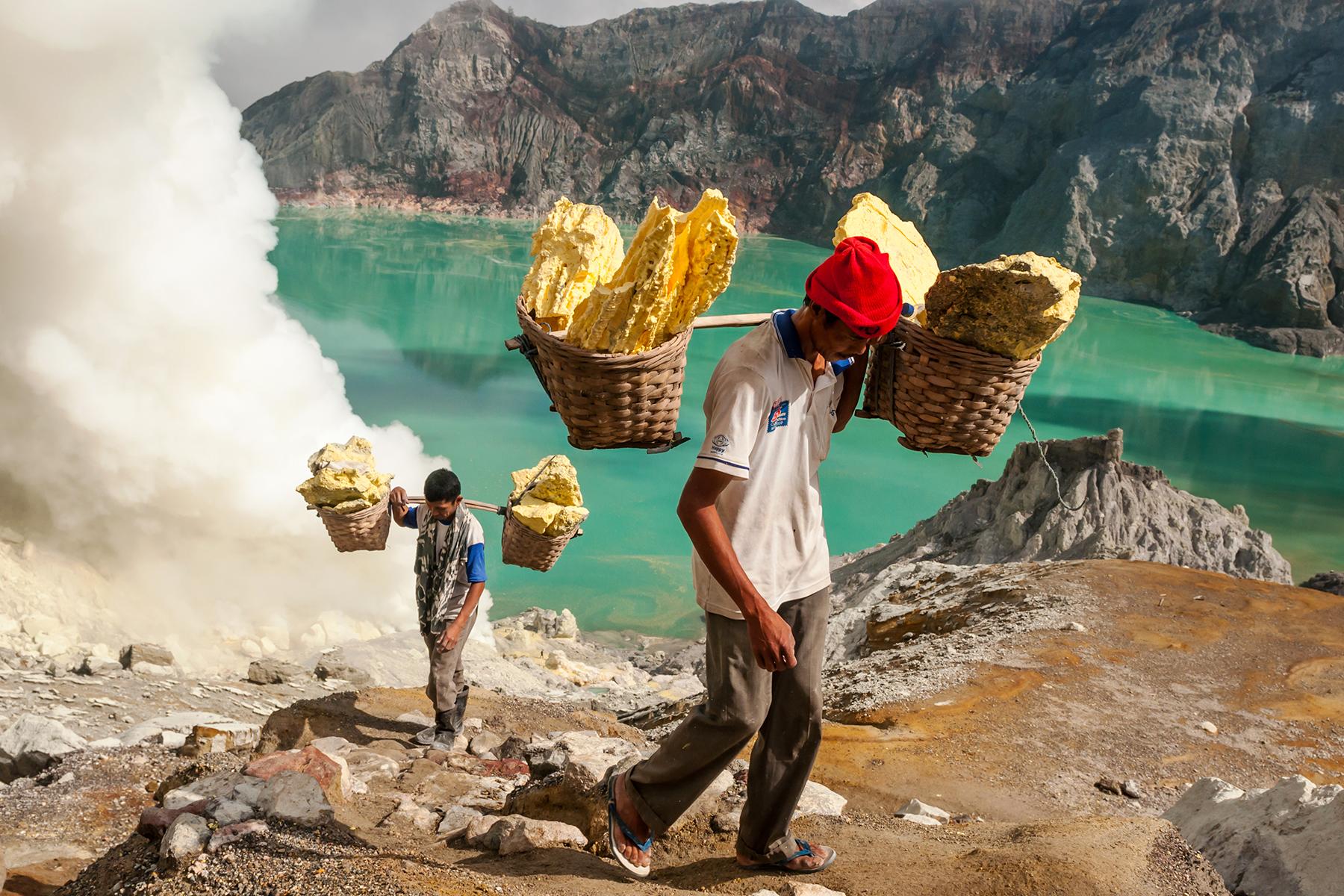 07_MtIjen101__IsKawahIjenAWorkingSulfurMine_shutterstock_216673027