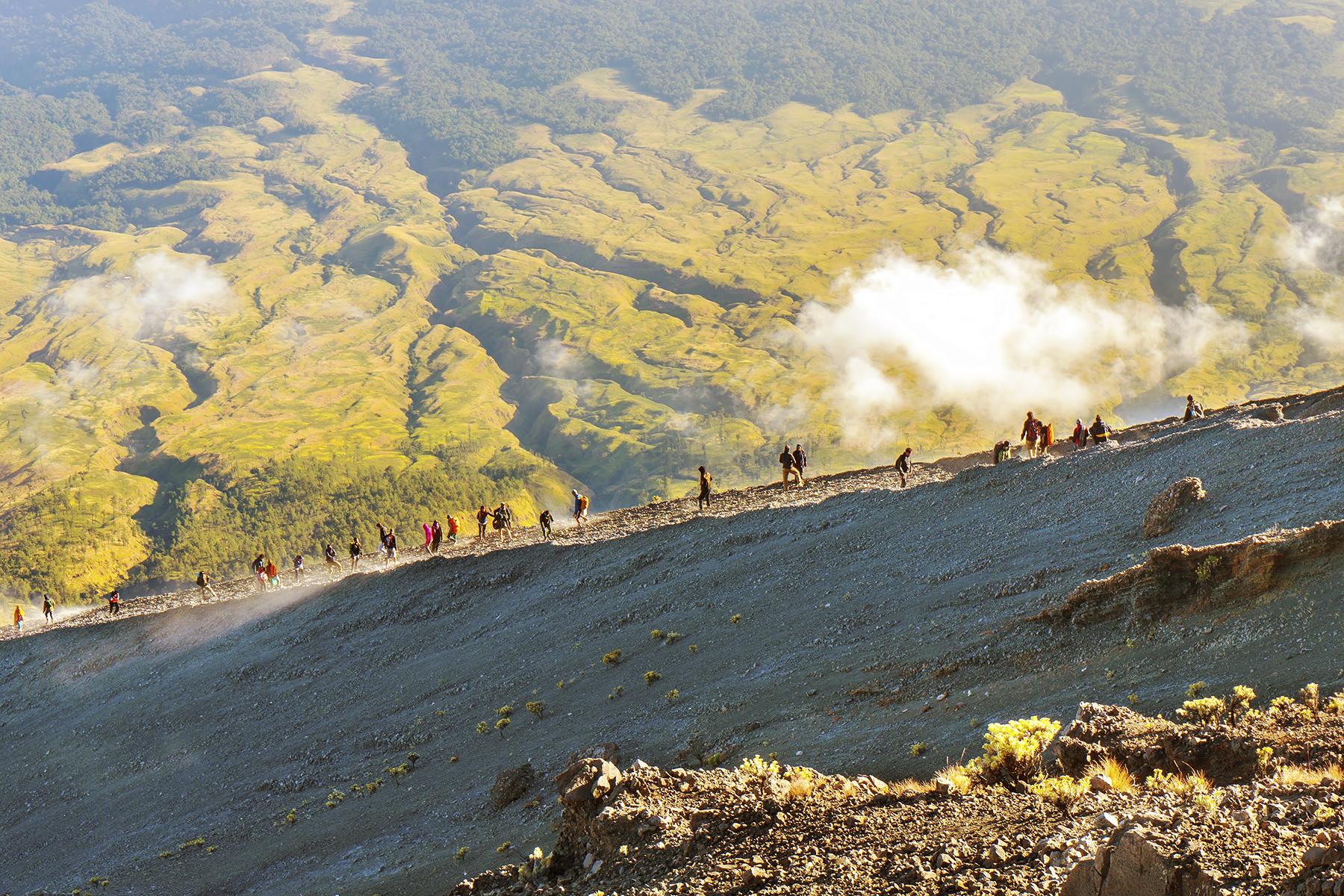 09_HikingMtRinjani__HiketoSummit_iStock-619259756