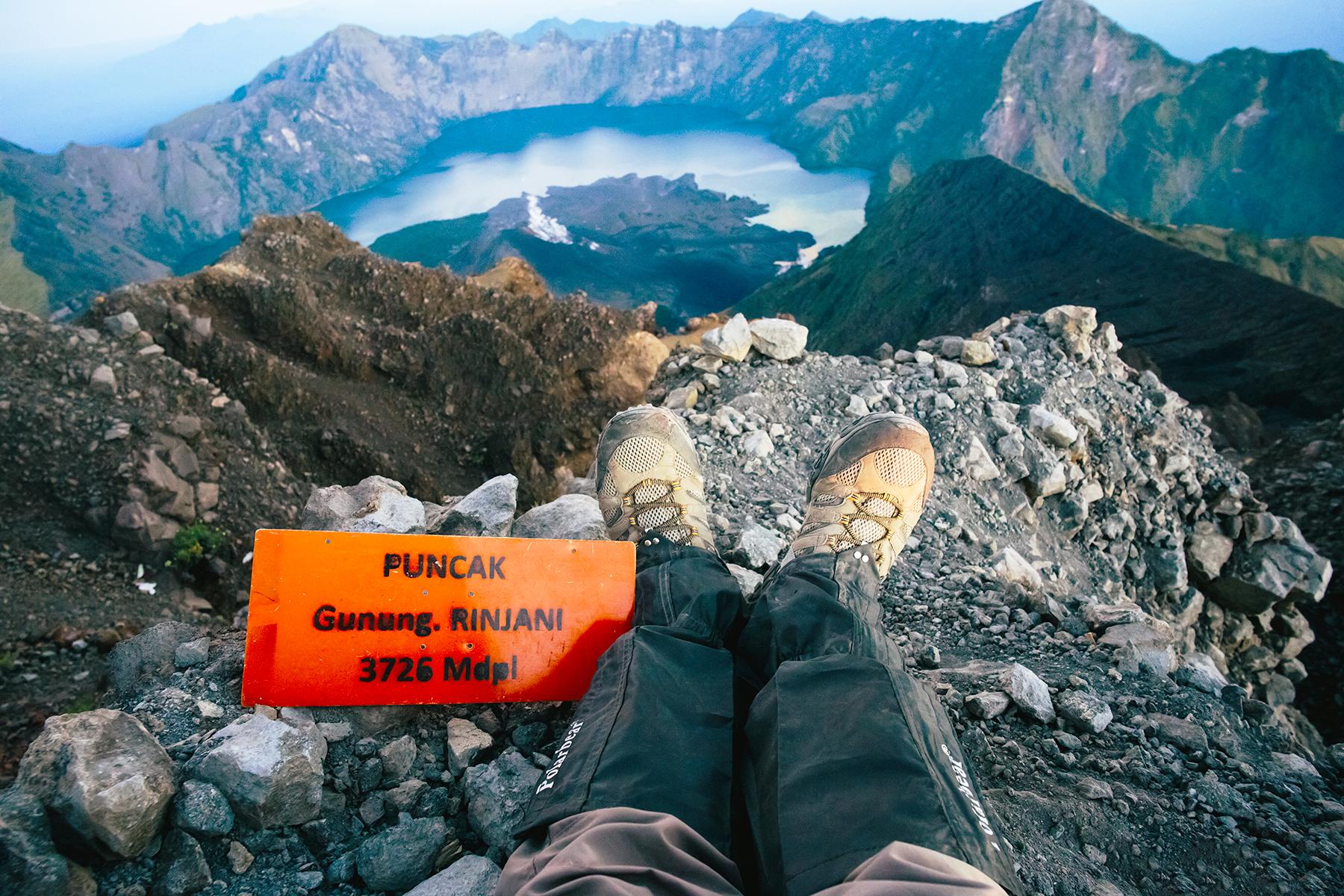 10_HikingMtRinjani__Summit_shutterstock_445612552