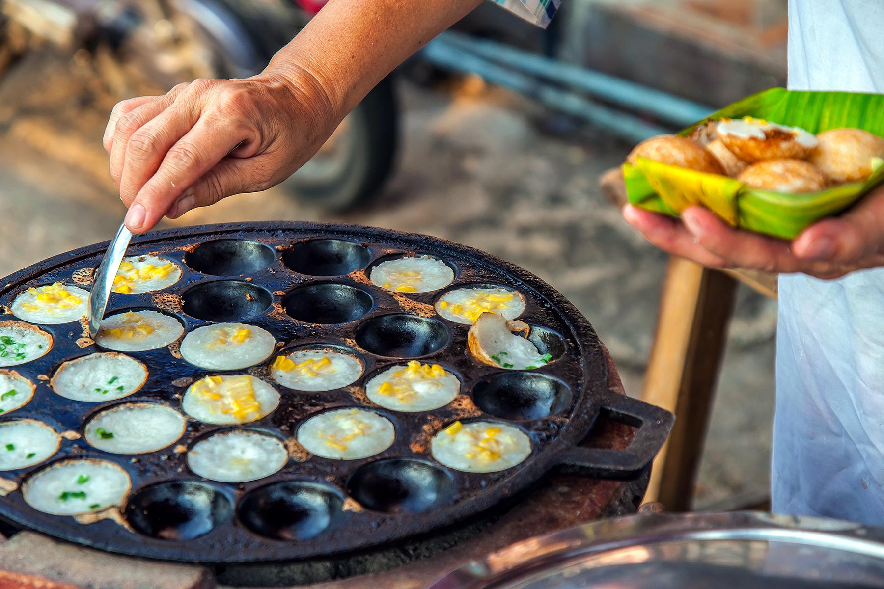 14_15ThingstoEatanddrinkinLaos__KanomKrok_shutterstock_128621117