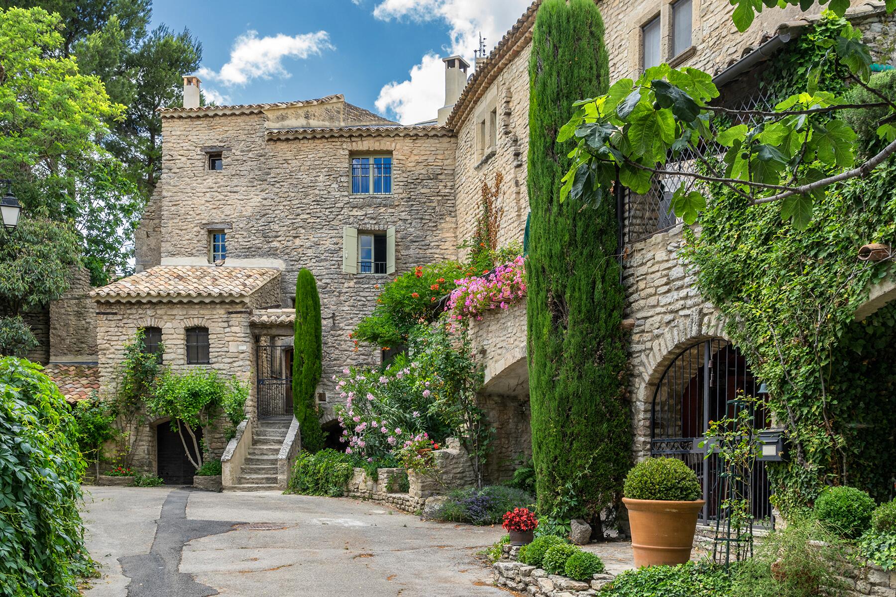 14_PicturePerfectProvenceTowns__Goult_dreamstime_xxl_73365915