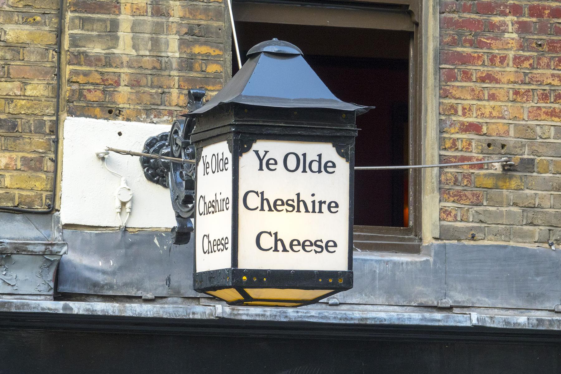 15_LondonPubs_YeOldeCHesireCheese_shutterstock_507609136