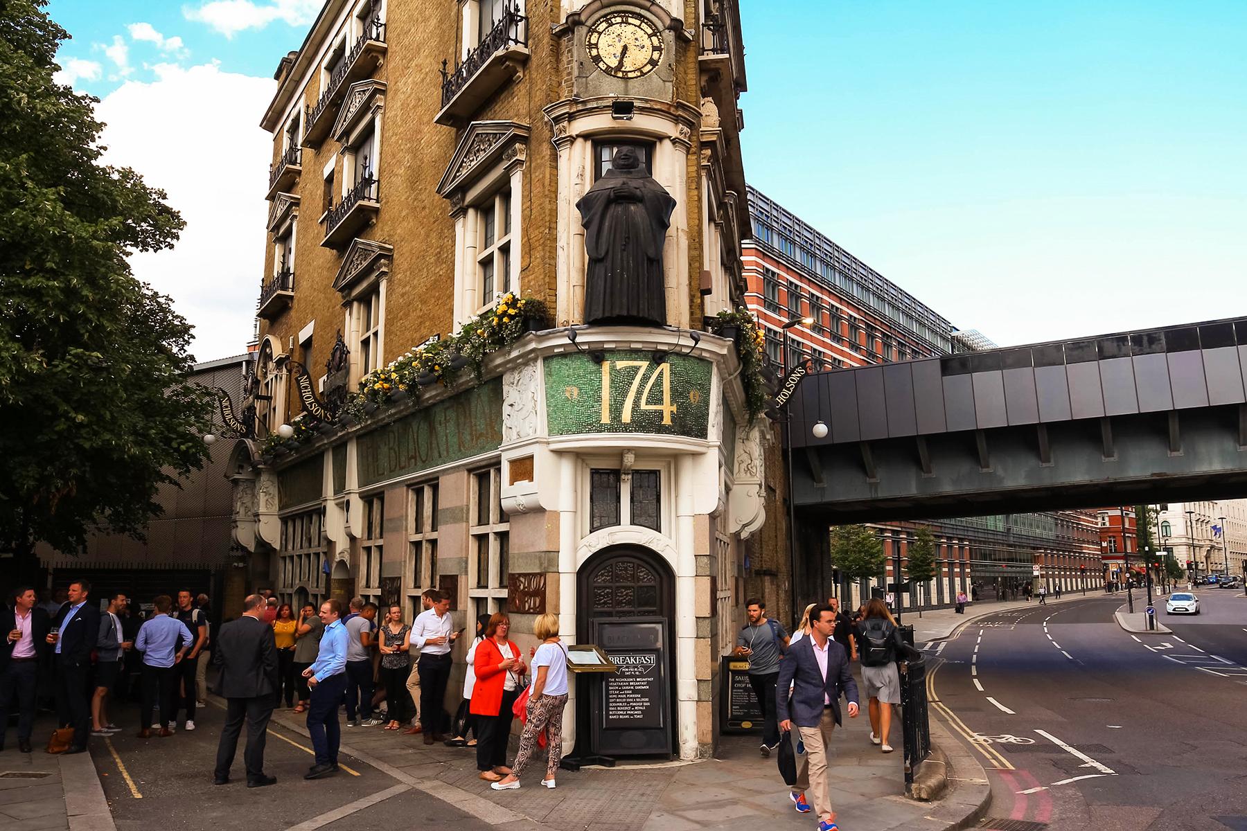 17_LondonPubs_BlackFriar_shutterstock_704376169
