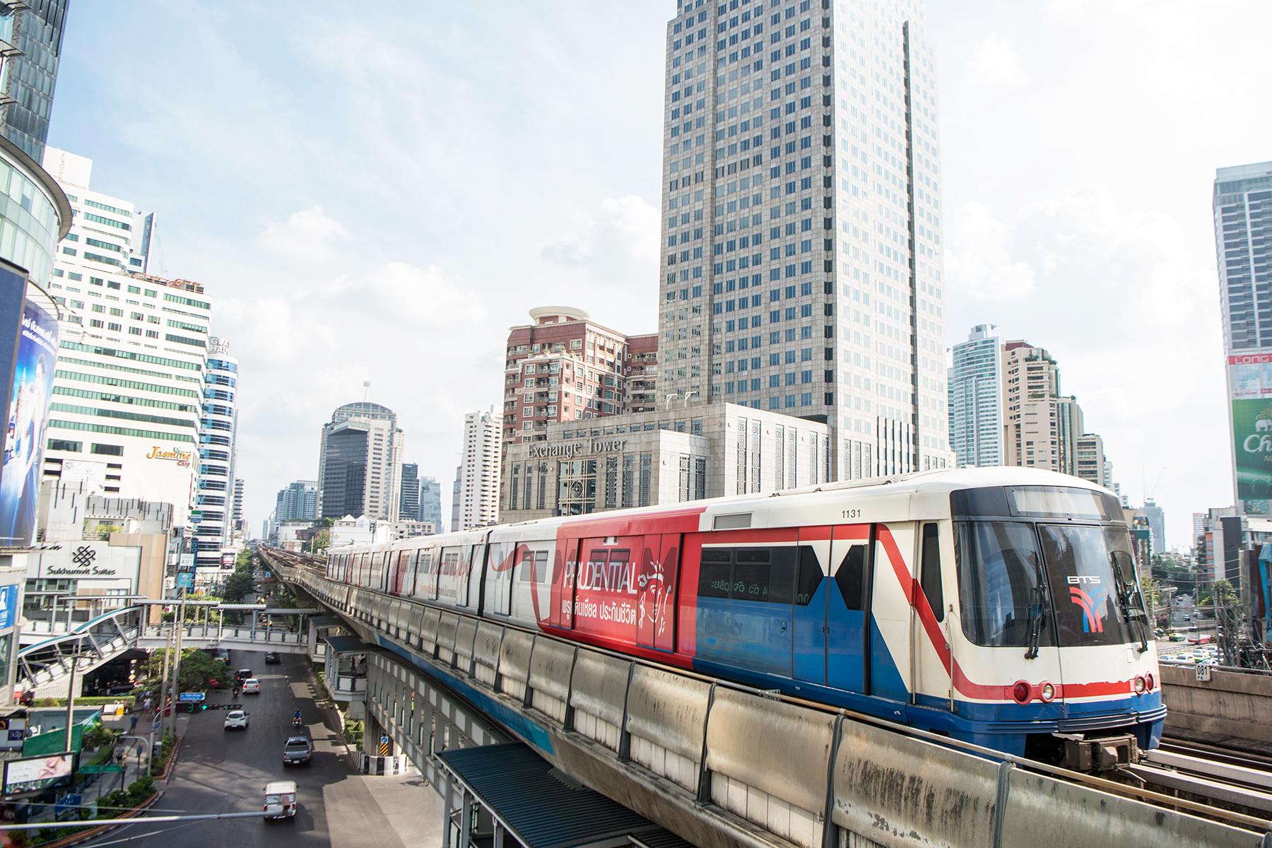 8_BangkokTips_Skytrain_shutterstock_1286268619