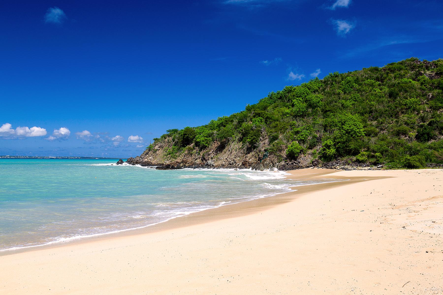 01_StMartinVsSintMaarten__HiddenBeachesStMartin_shutterstock_118314367