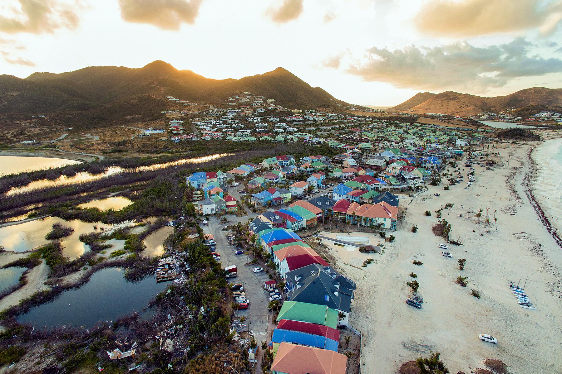 02_StMartinVsSintMaarten__HurricaneRecoverySintMaarten_shutterstock_1058677316