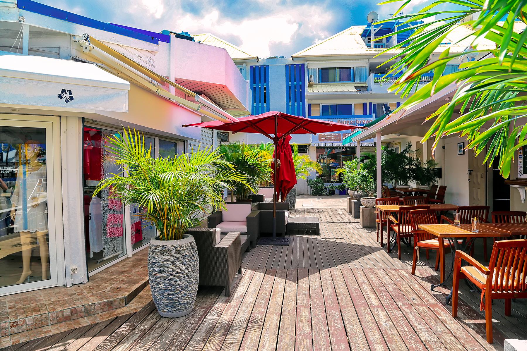 03_StMartinVsSintMaarten__WorldClassShoppingSintMaarten_shutterstock_1233594178