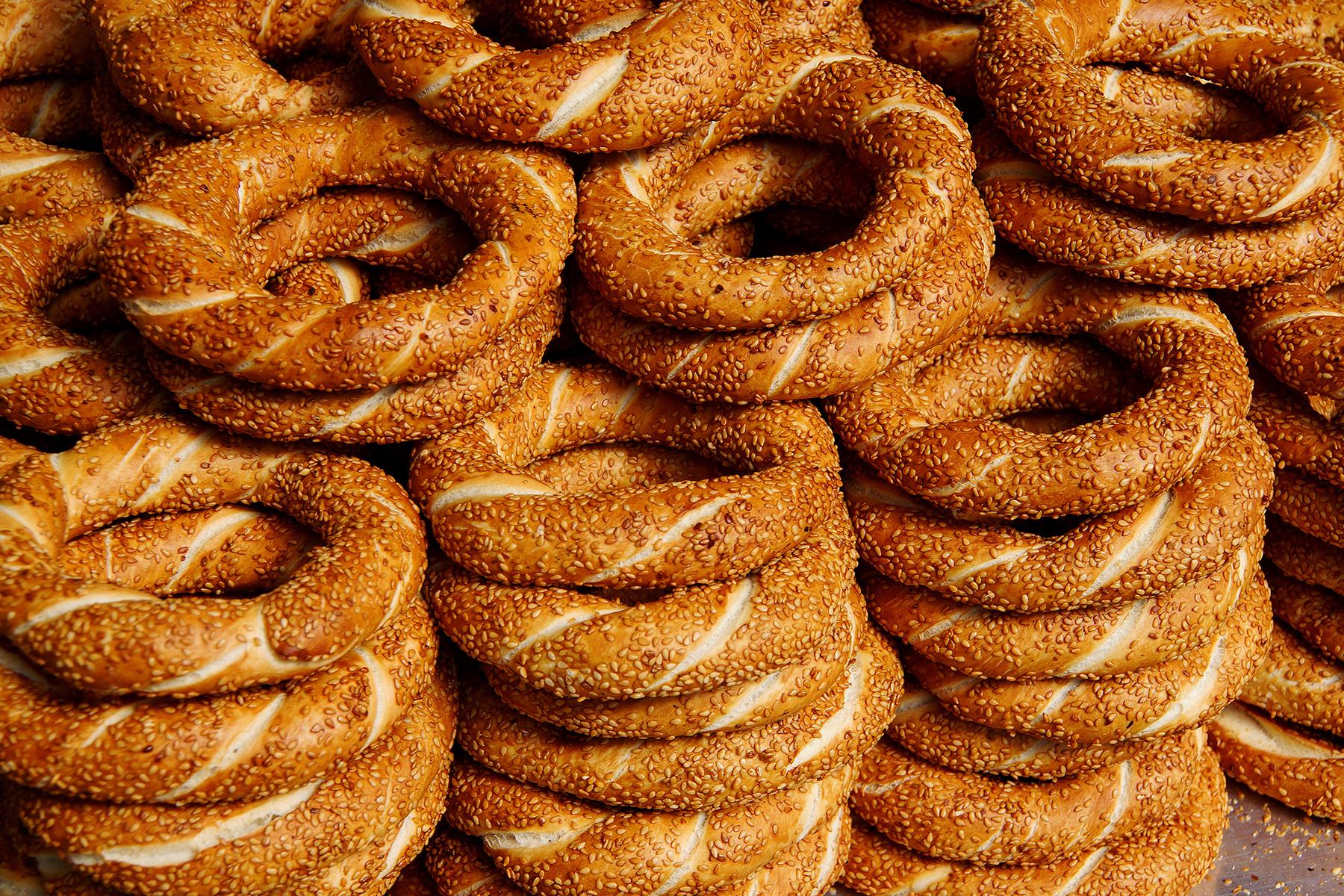 03_WhatToEatAndDrinkInTurkey__Simit_shutterstock_708120157