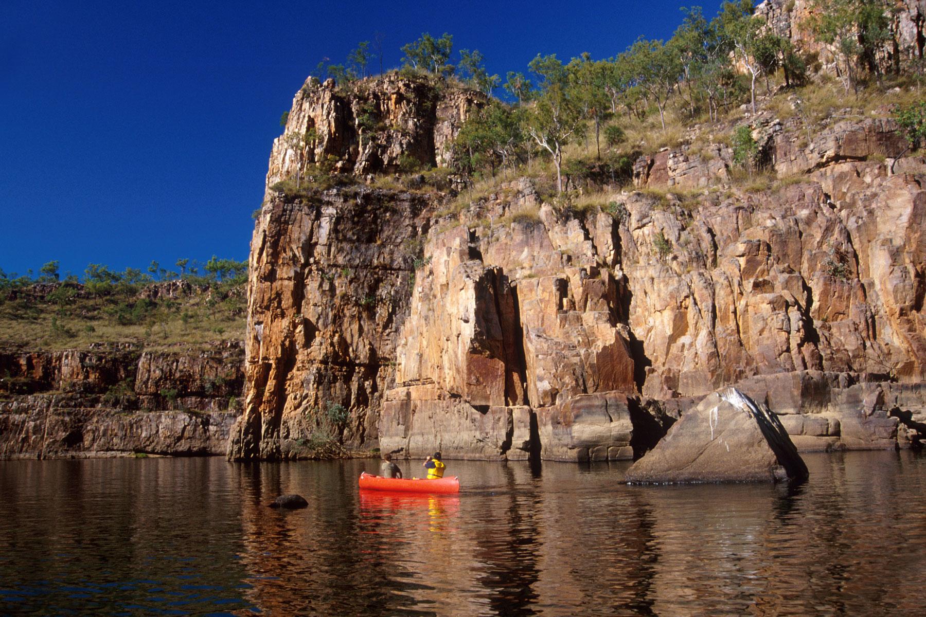 04_OutdoorAdventuresAndWildlifeInAustralia__CanoeKatherineGorge_dreamstime_xxl_6818958