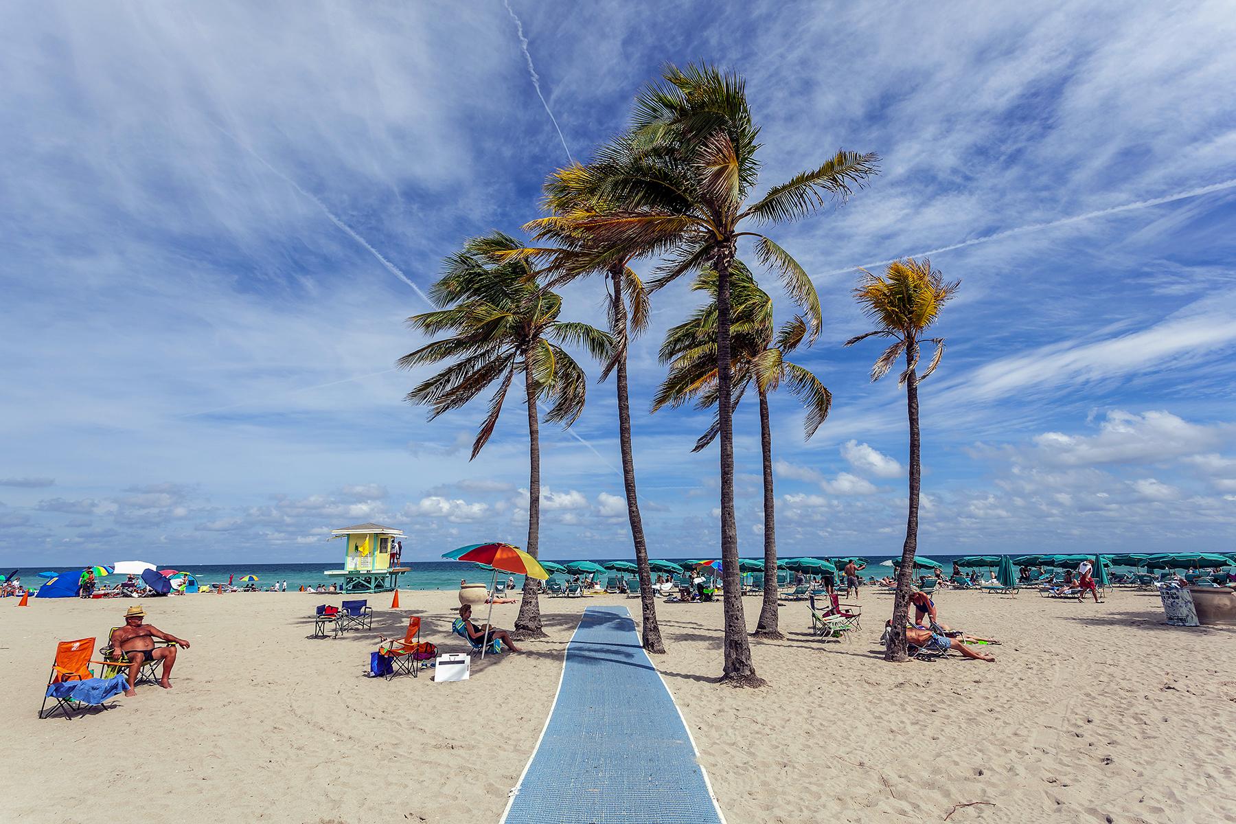 05_20BestBeachesFlorida__HollywoodBeach_shutterstock_615964892