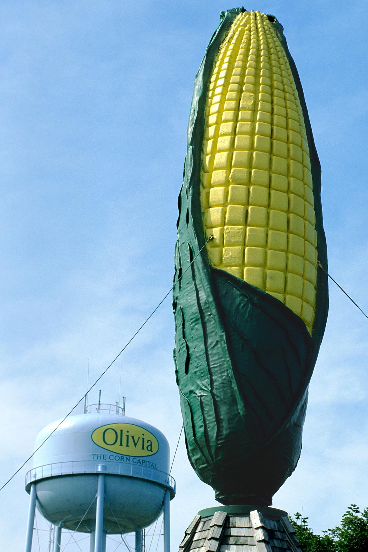 08_RoadsideFoodStatues__EarOfCorn_olivia-Water tower and large corn cob sculpture in Olivia