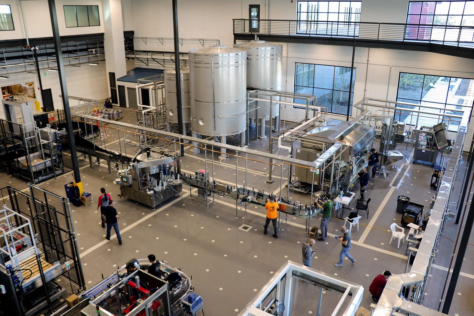 08_UltimateNapaandSonoma__ThrowbackaBreworTwo_Windsor Bottling Line 2018