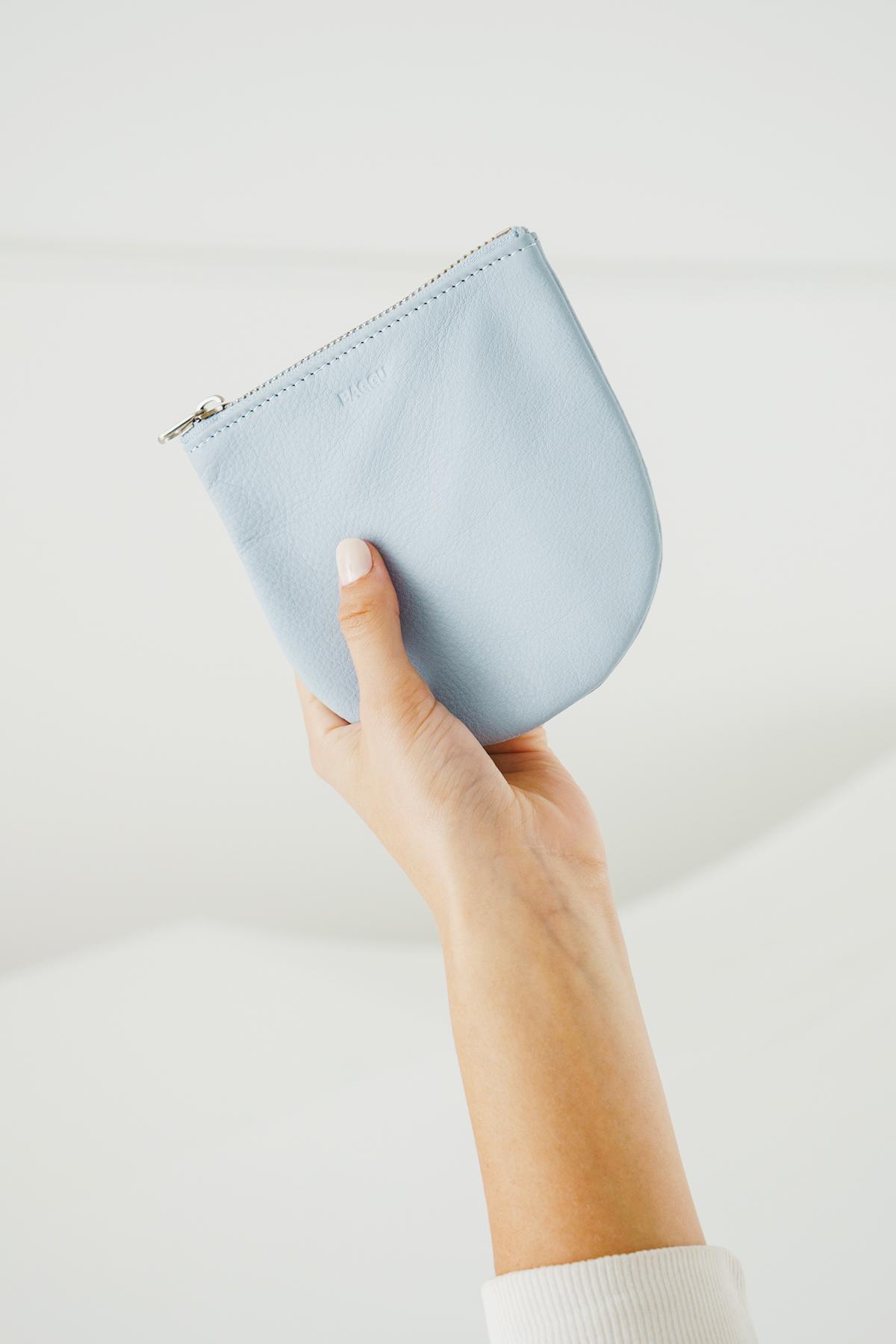 09_DestinationWeddingSurvival__MakeupKit_U_Pouch_-_S_2_Leather_Soft_Blue-02
