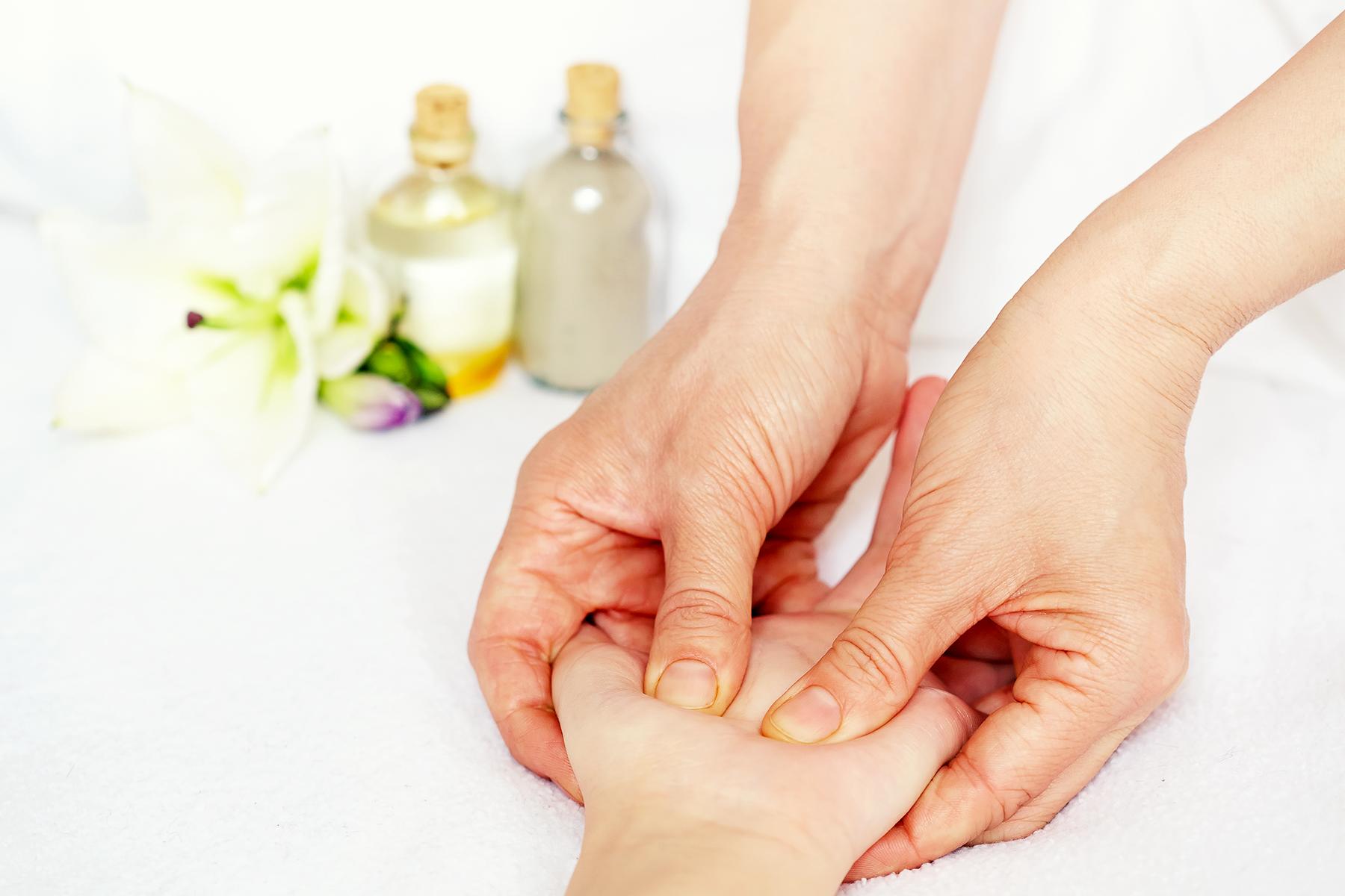 10_ManageMotionSickness_Acupressure_shutterstock_136475762