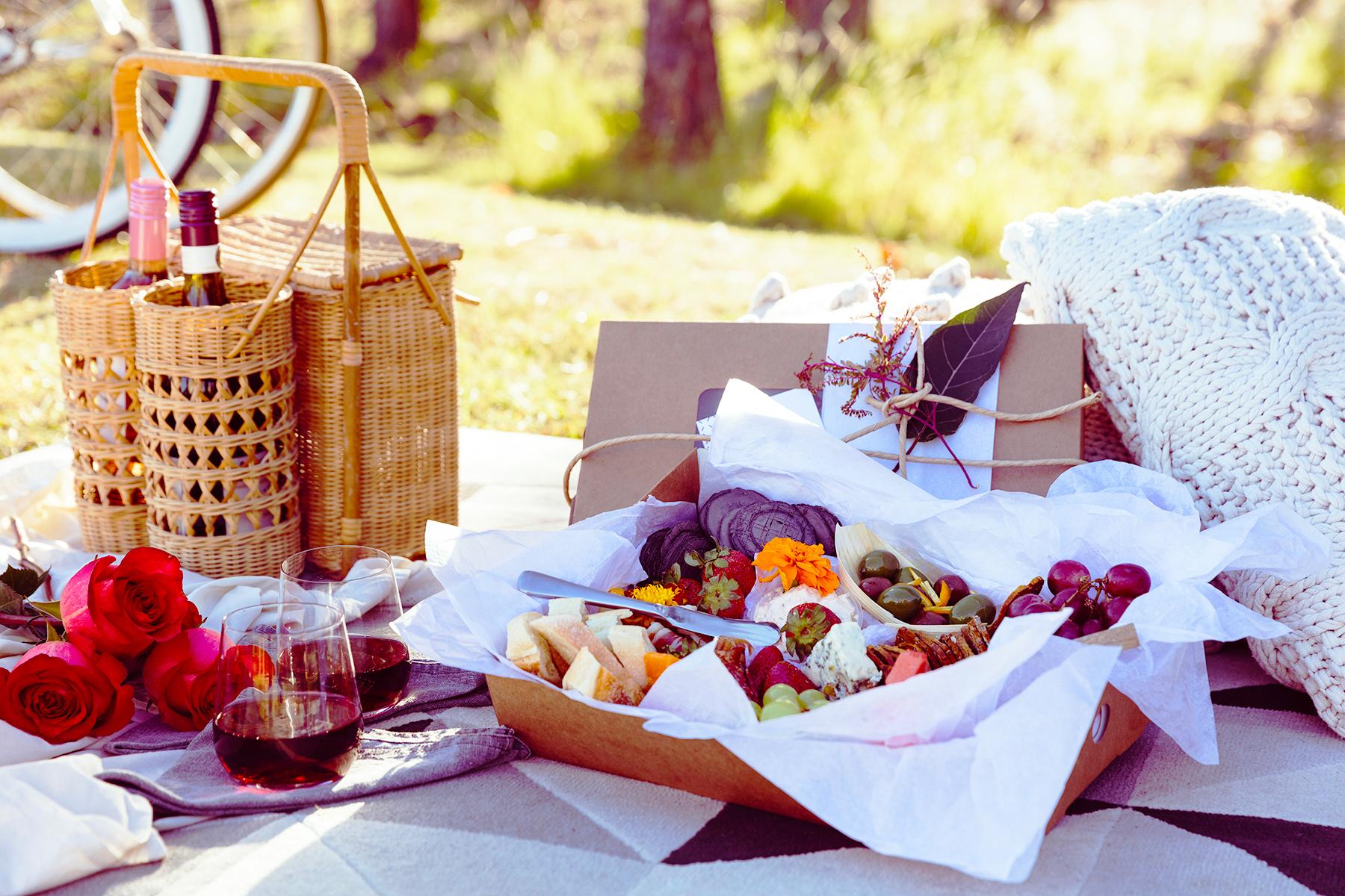 14_UltimateNapaandSonoma__PackaGourmetlunch_shutterstock_1007579122