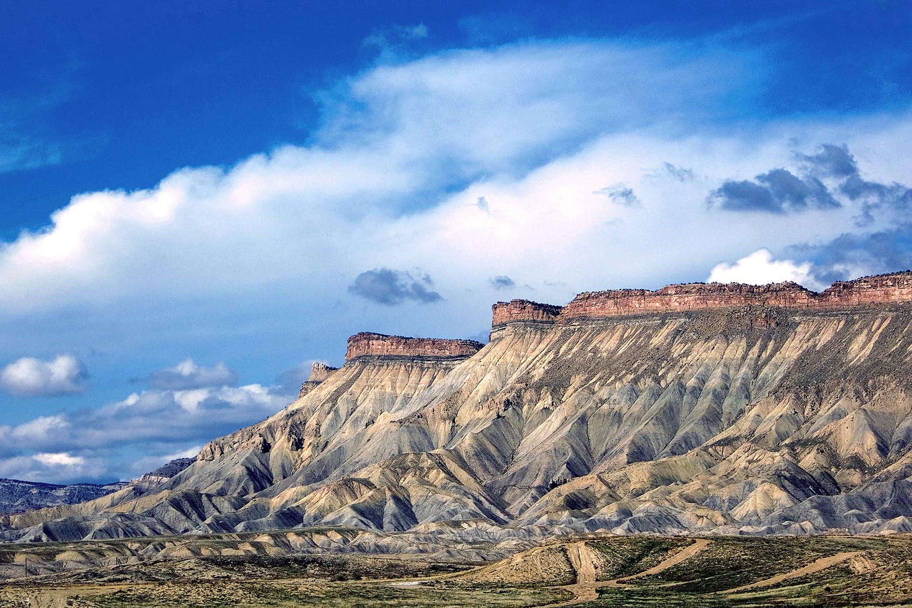 15_UltimateColorado__HikeAlongBookCliffs_iStock-139674354