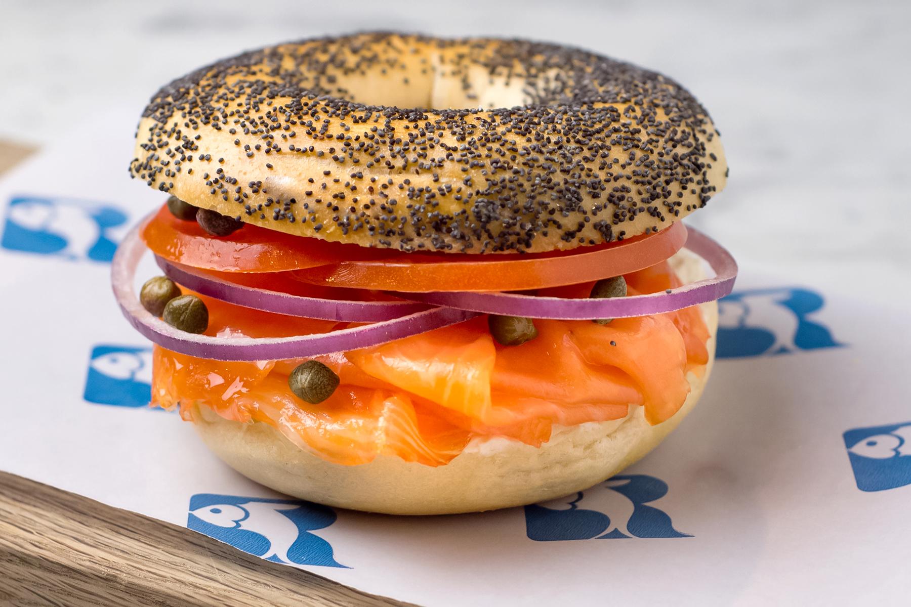 01_WhatToEatAndDrinkInNYC__BagelsAndLox_RussDaughters_Classic_Bagel_Lox
