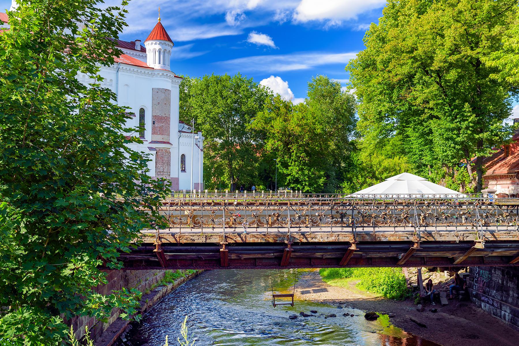 02_Uzupis__BridgesareCeremonially_shutterstock_554524006