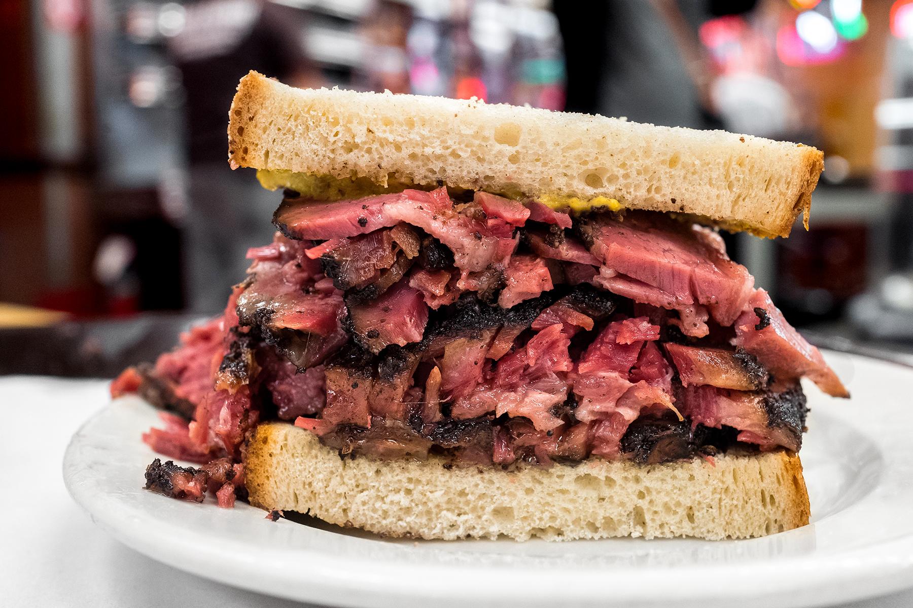 02_WhatToEatAndDrinkInNYC__PastramiSandwich_Wiki_Katz's_Delicatessen